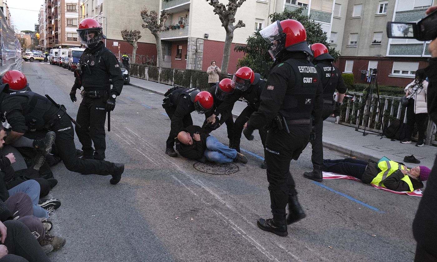 Ertzainek arrastaka eraman zituzten eserialdia egiten ari zirenak. HODEI TORRES / HIRUKA.
