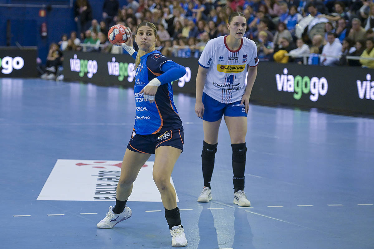 Elke Karsten penalti bat botatzen pasa den astean, Donostian. GORKA RUBIO / FOKU