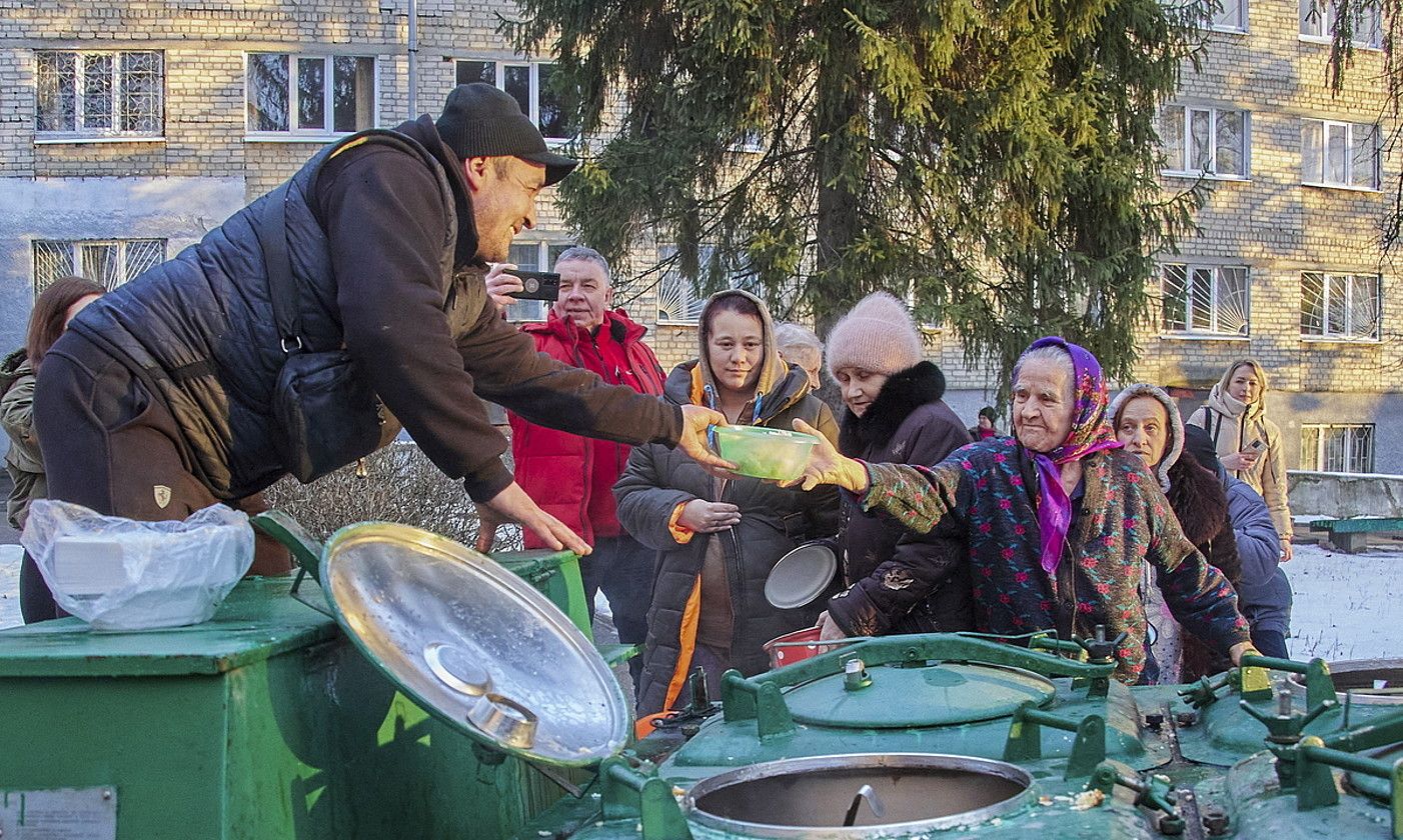 Boluntarioak laguntza humanitarioa banatzen, atzo, Kharkiven. S. KOZLOV / EFE.