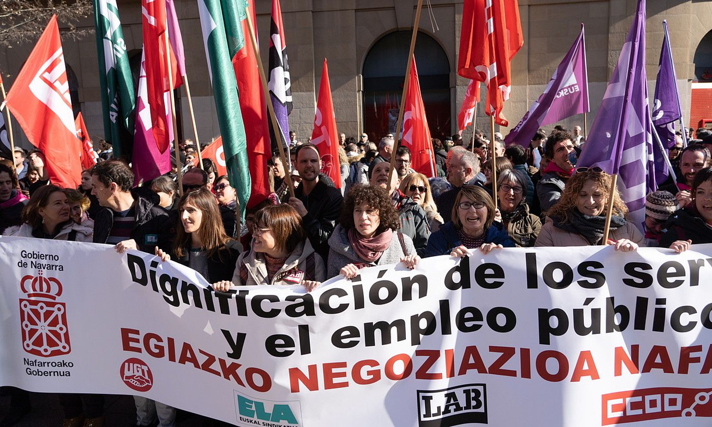 LAB, UGT, ELA, CCOO eta Steilas sindikatuetako ordezkariak, atzo eguerdian, Nafarroako Gobernuaren aurrean protestan. JAGOBA MANTEROLA / FOKU.