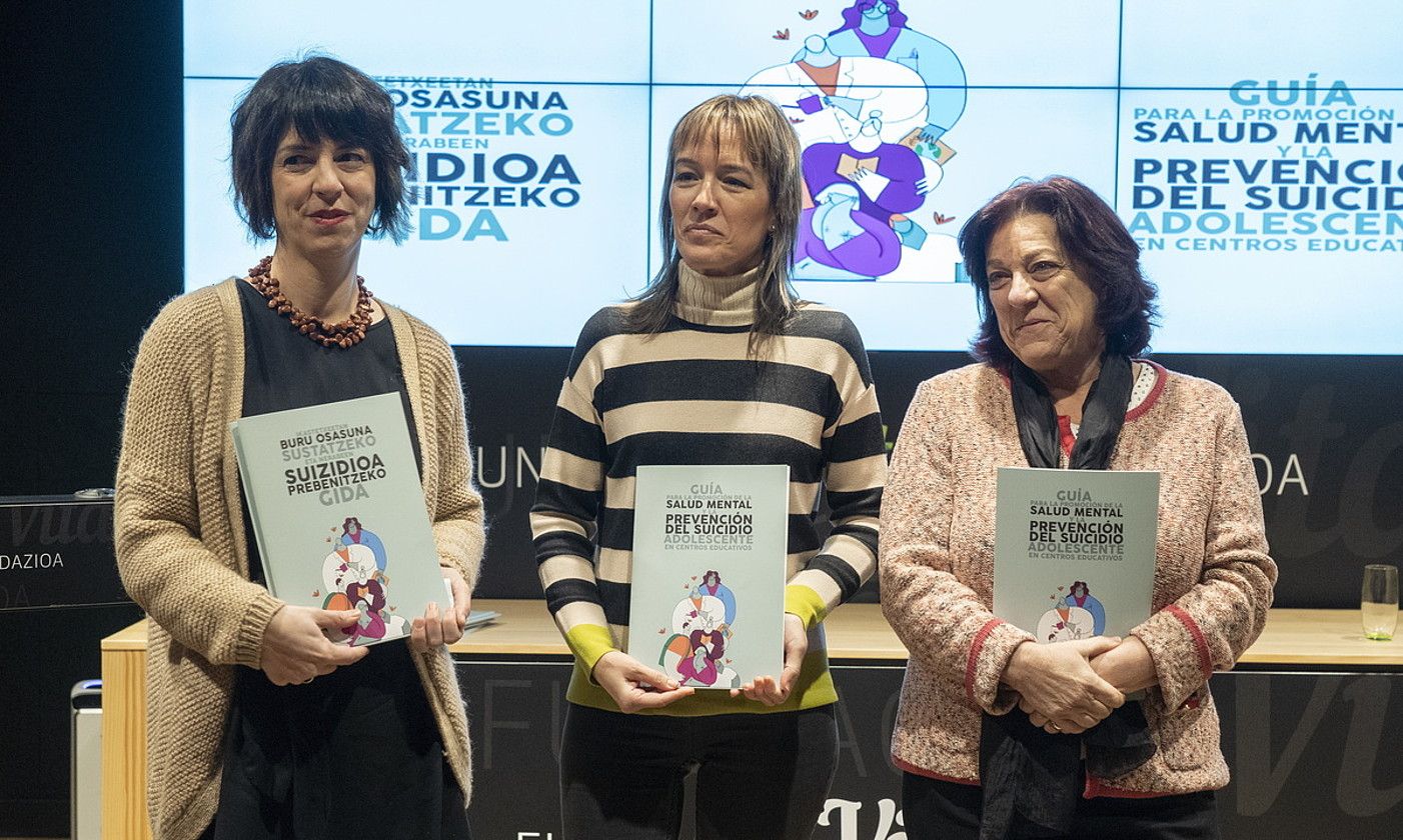 Vanesa Vadillo (Asafes), Arantxa Ibañez de Opakua (Vital Fundazioa) eta Cristina Blanco (Aidatu), agerraldian. R.B. / FOKU.