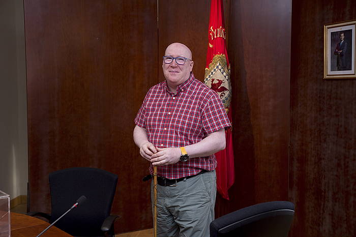 Afredo Arruiz, aginte makila eskuratu ostean. IÑIGO URIZ / FOKU