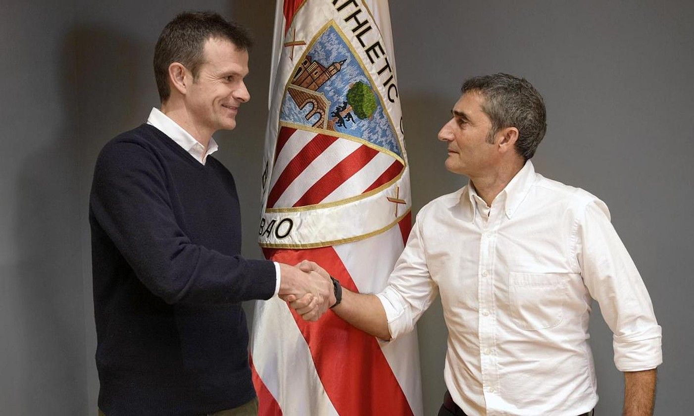 Jon Uriarte Athleticeko presidentea eta Ernesto Valverde teknikaria elkarri eskua ematen, atzo. ATHLETIC.