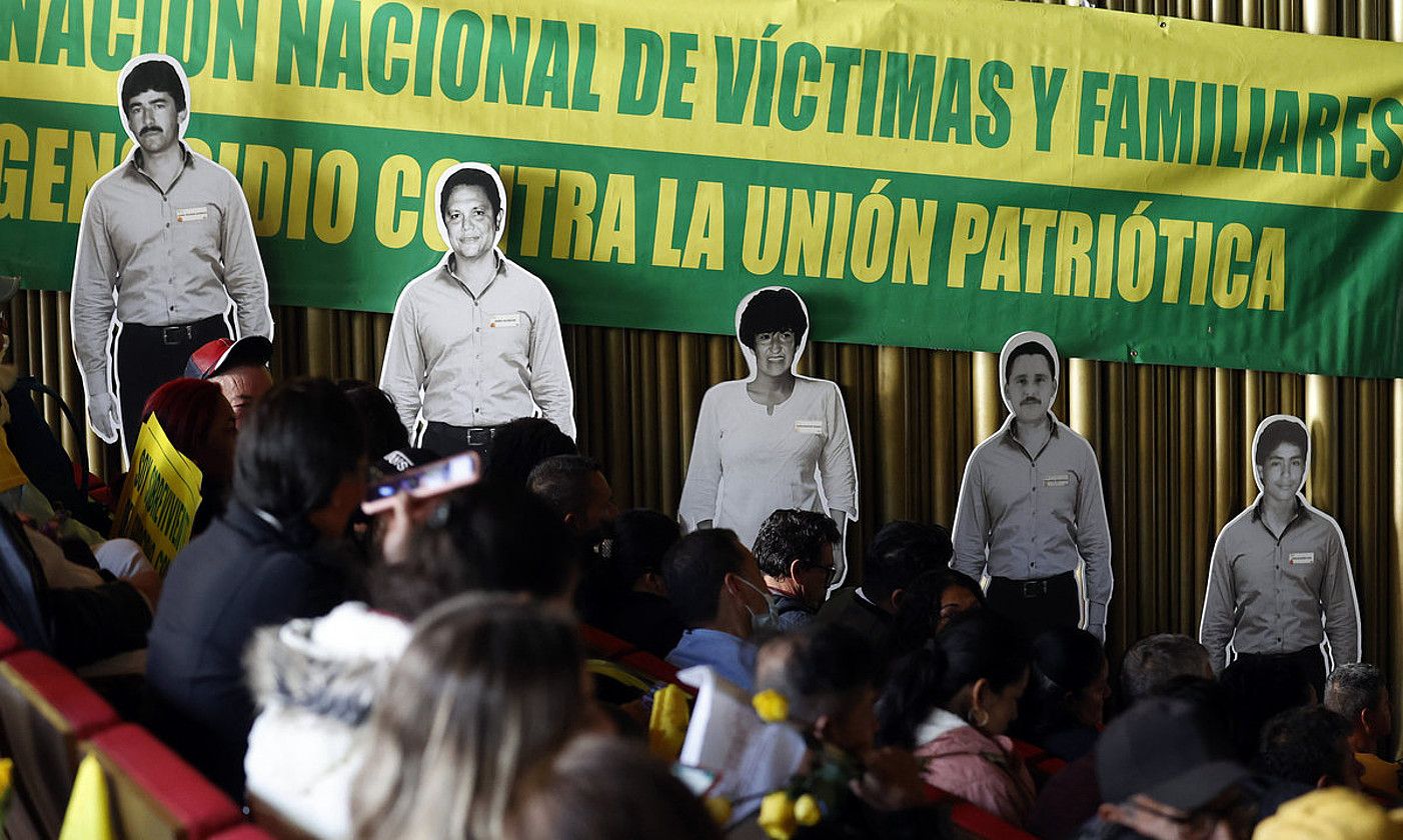 Union Patriotica alderdiko jarraitzaileak eta biktimak, urtarrilaren 30ean, Biktimen Oroimenezko Zentroan egindako ekitaldian, Bogotan. MAURICIO DUENAS / EFE. Union Patriotica alderdiko jarraitzaileak eta biktimak, urtarrilaren 30ean, Biktimen Oroimenezko Zentroan egindako ekitaldian, Bogotan. MAURICIO DUENAS / EFE.