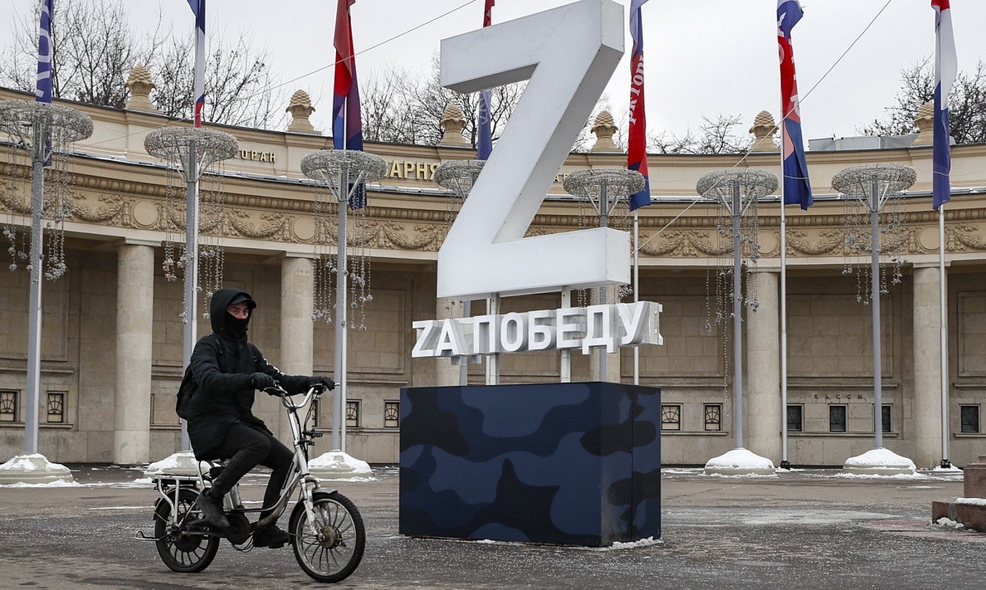 Errusiaren inbasioaren aldekoen sinbolo bihurtu den Z hizkiaren eskultura bat, atzo, Moskun. YURI KOTXETKOV / EFE. Errusiaren inbasioaren aldekoen sinbolo bihurtu den Z hizkiaren eskultura bat, atzo, Moskun. YURI KOTXETKOV / EFE.