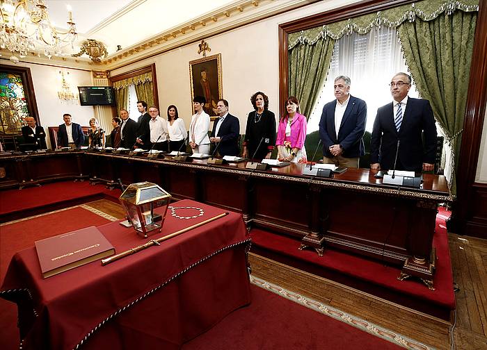 Eskuinetik ezkerra, Maia, Asiron, Esporrin eta Gomez, Iruñeko udalbatza osatu zen egunean. Laurek aurkeztu zuten hautagaitza. JESúS DIGES, EFE