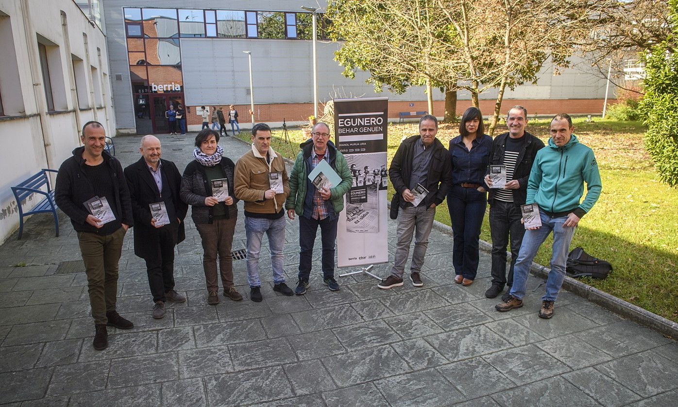 Martin Ugalde kultur parkean izan zen liburu aurkezpena, atzo. GORKA RUBIO / FOKU.