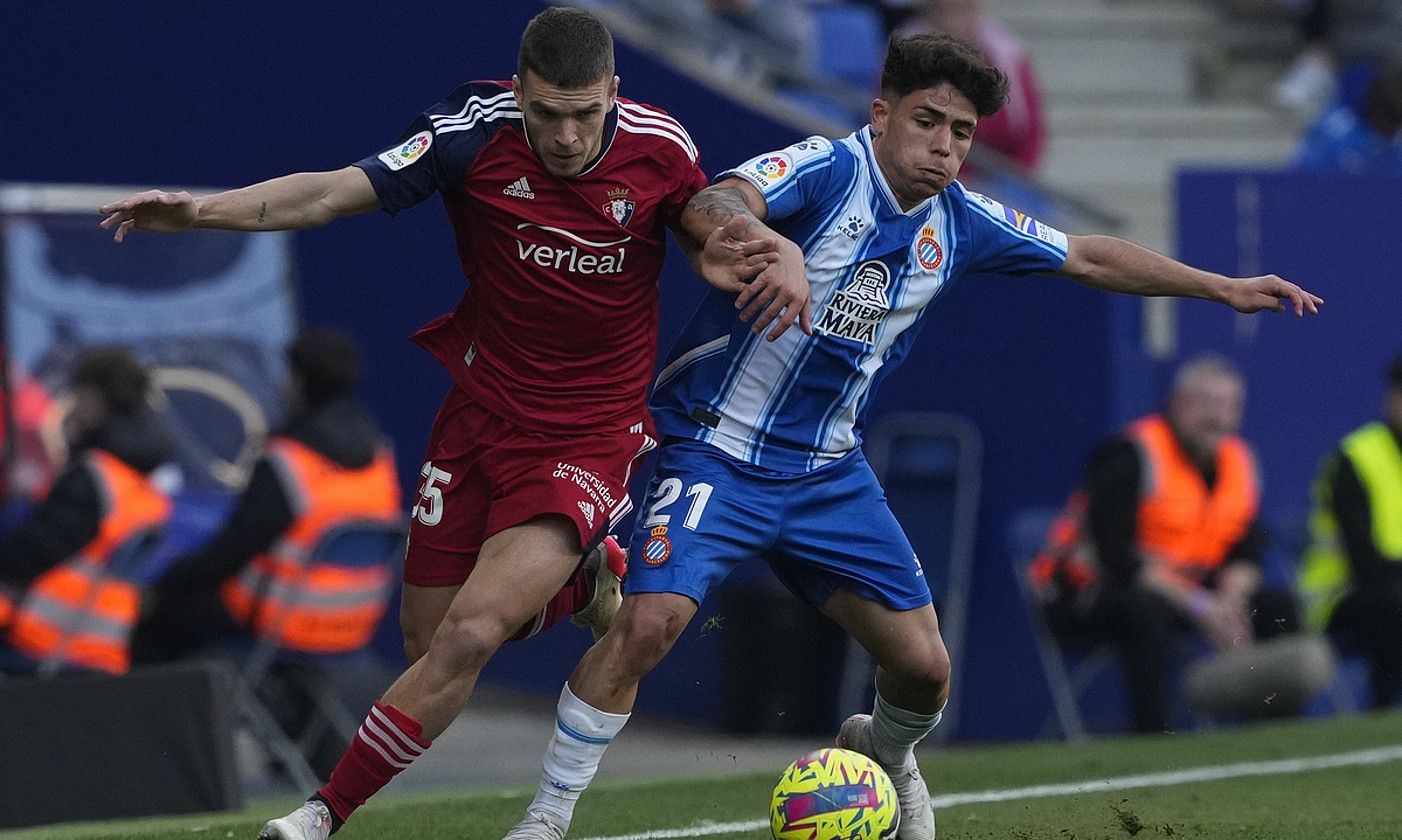 Diego Moreno eta Nico Melamed, Osasunak eta Espanyolek hilabete honetan jokatutako partidan. ALEJANDRO GARCIA / EFE.