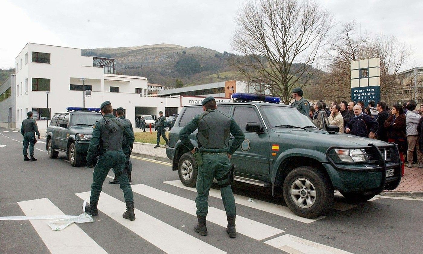 Guardia Zibila Martin Ugalde kultur parkean, Euskaldunon Egunkaria itxi zuten egunean. JUAN CARLOS RUIZ / FOKU.