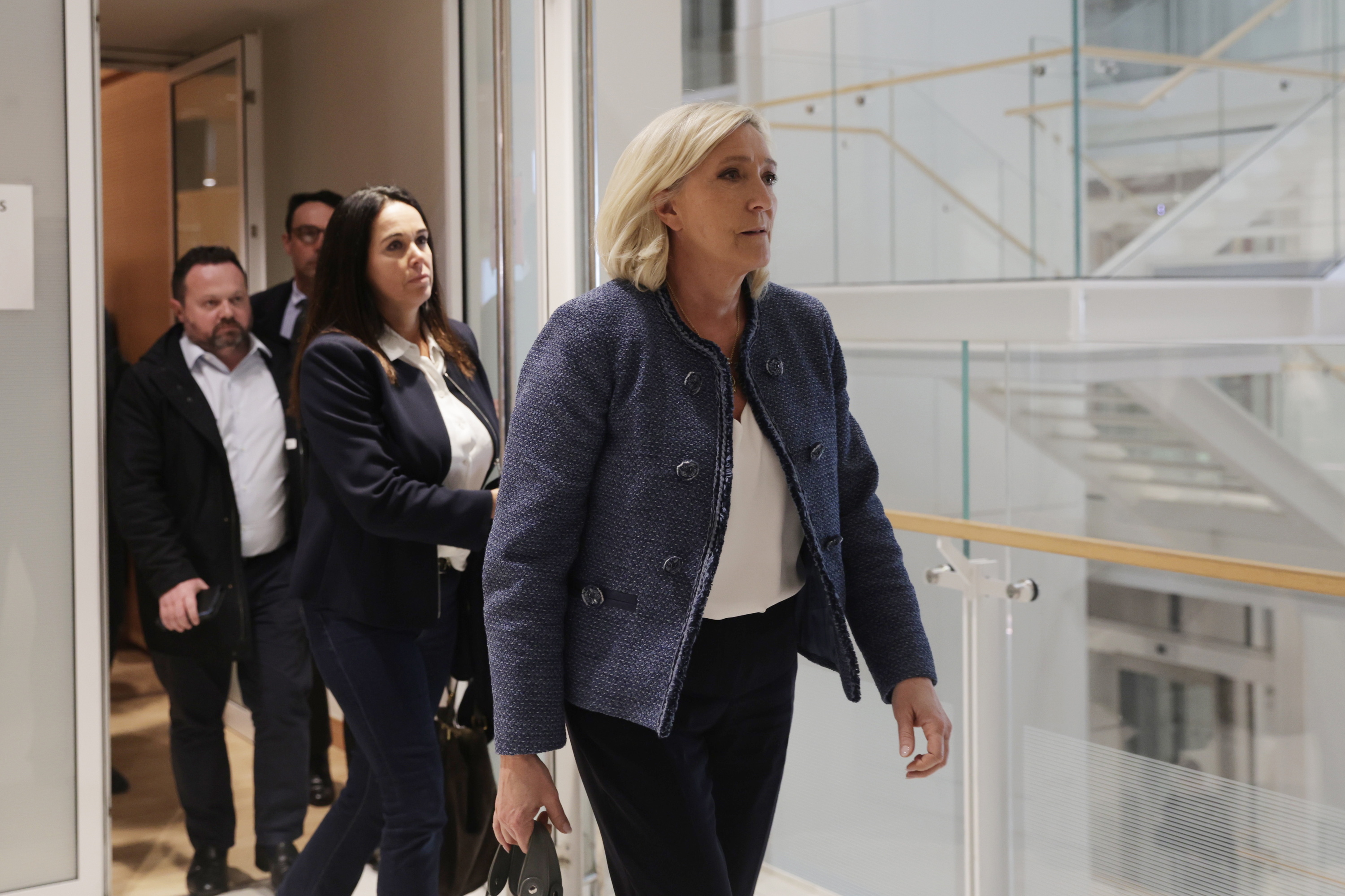 Marine Le Pen RNko buruzagia Parisko Parisko Auzitegi Korrekzionaletik joaten, ezarri dioten zigorra entzun aurretik. TERESA SUAREZ/EFE
