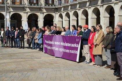 Gasteizko Udalak azken eraso matxista salatzeko elkarretaratzea egin du eguerdian. GASTEIZKO UDALA