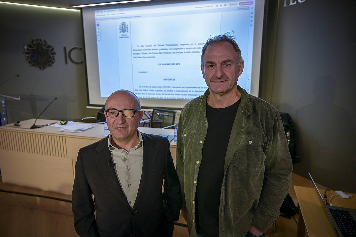 Joseba Belaustegi abokatua eta Jose Maria Izeta GuraSOSeko lehendakaria, Gipuzkoako Abokatuen Elkargoan gaur goizean egin duten agerraldian. GORKA RUBIO / FOKU