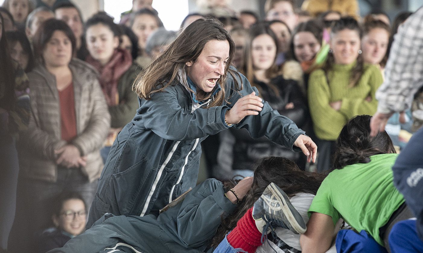 Amaia Maitia, joan den asteburuko Donibane Garaziko libertimenduan, zirtzil rolean. PATXI BELTZAIZ.