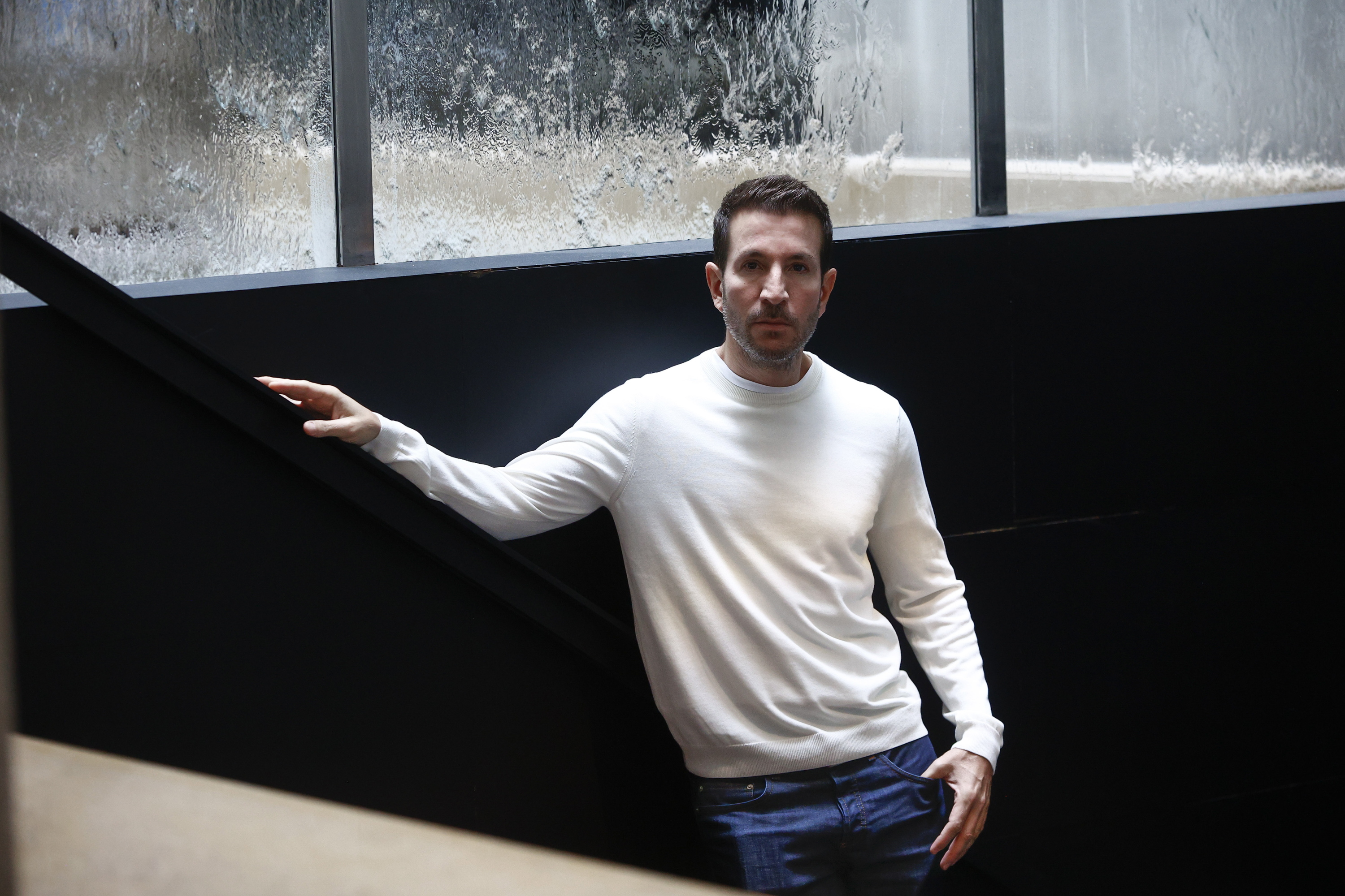   Alex Mikhaelides idazlea, iazko udan Bartzelonan ateratako argazki batean. QUIQUE GARCIA / EFE