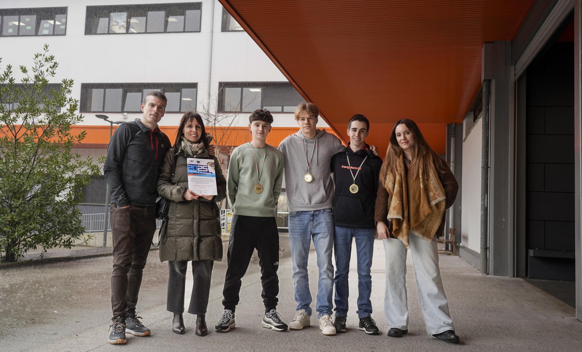 Iñaki Urionabarrenetxea, Marta Anza, Roke Aretxabaleta, Asier Camara, Urtatz Urrutia eta Irati Llorente Derioko Txorierri institutuko berriztatutako eraikina atzean dutela, martxoaren 24an. MARISOL RAMIREZ / FOKU
