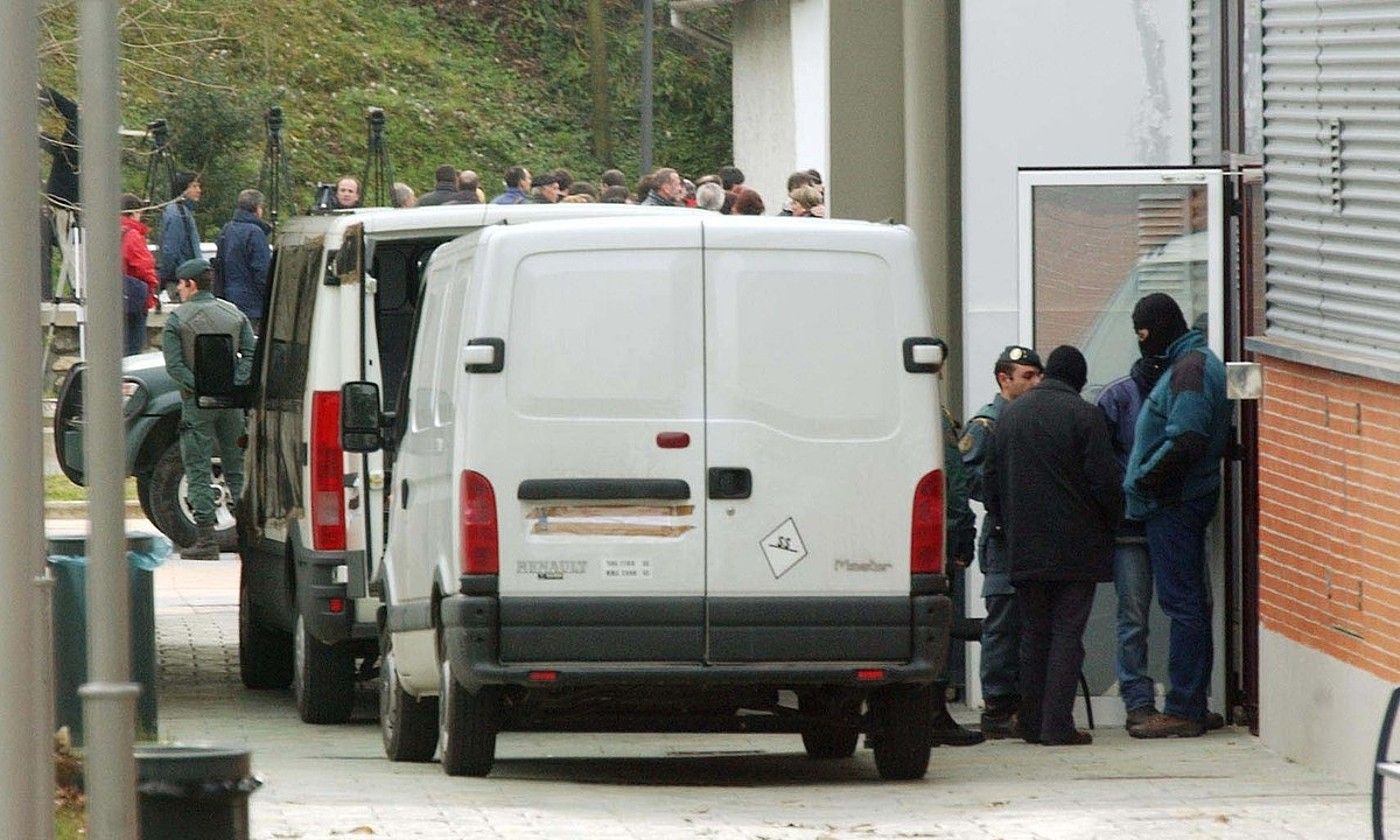 Guardia zibilak Egunkaria-ren egoitza nagusian, atzean kamerak zituztela, itxi zuten egunean. JON URBE / FOKU.