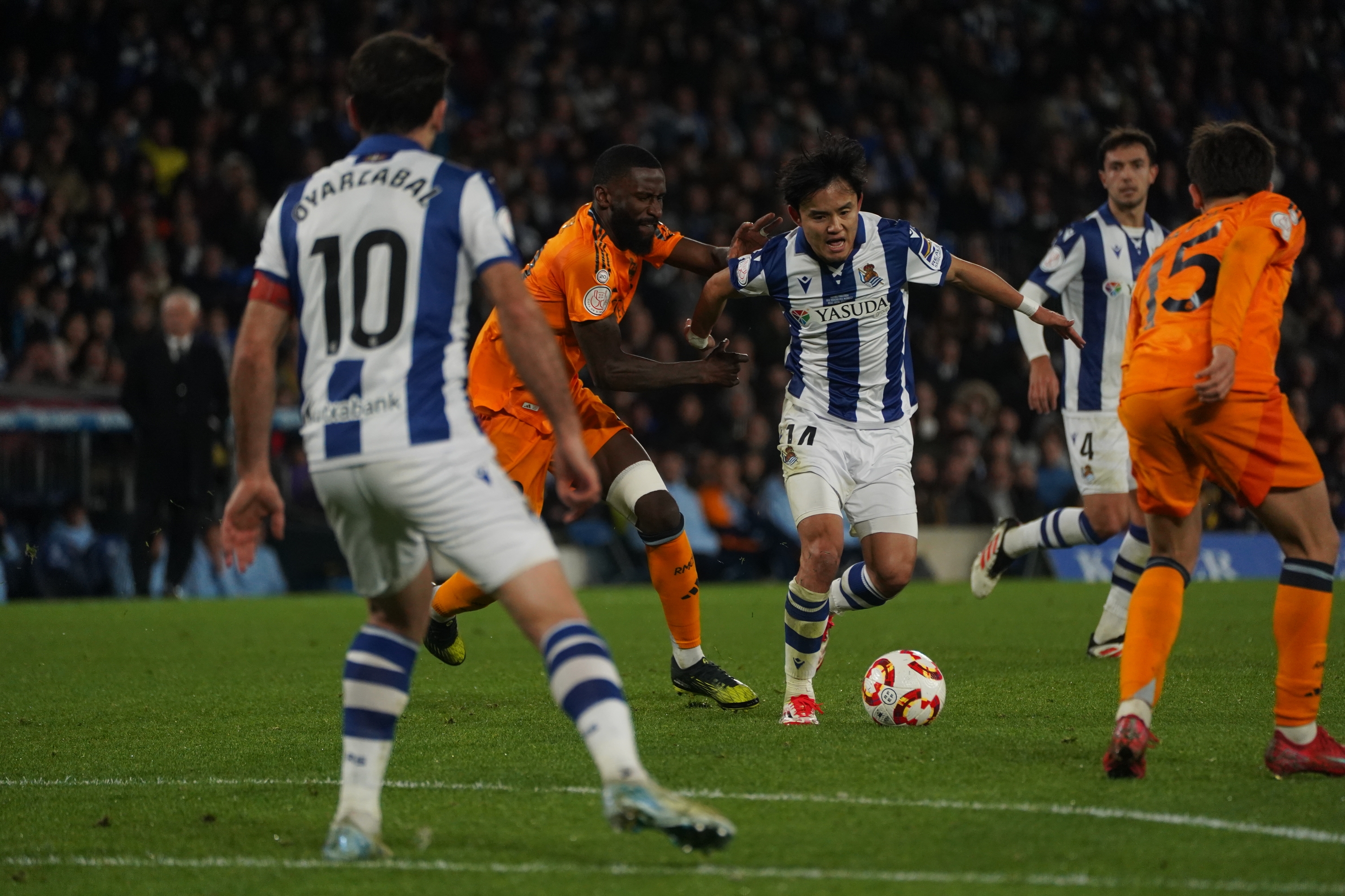 Take Kubo Real Madrileko bi jokalari atzean utzi nahirik joaneko partidan. JON URBE / FOKU