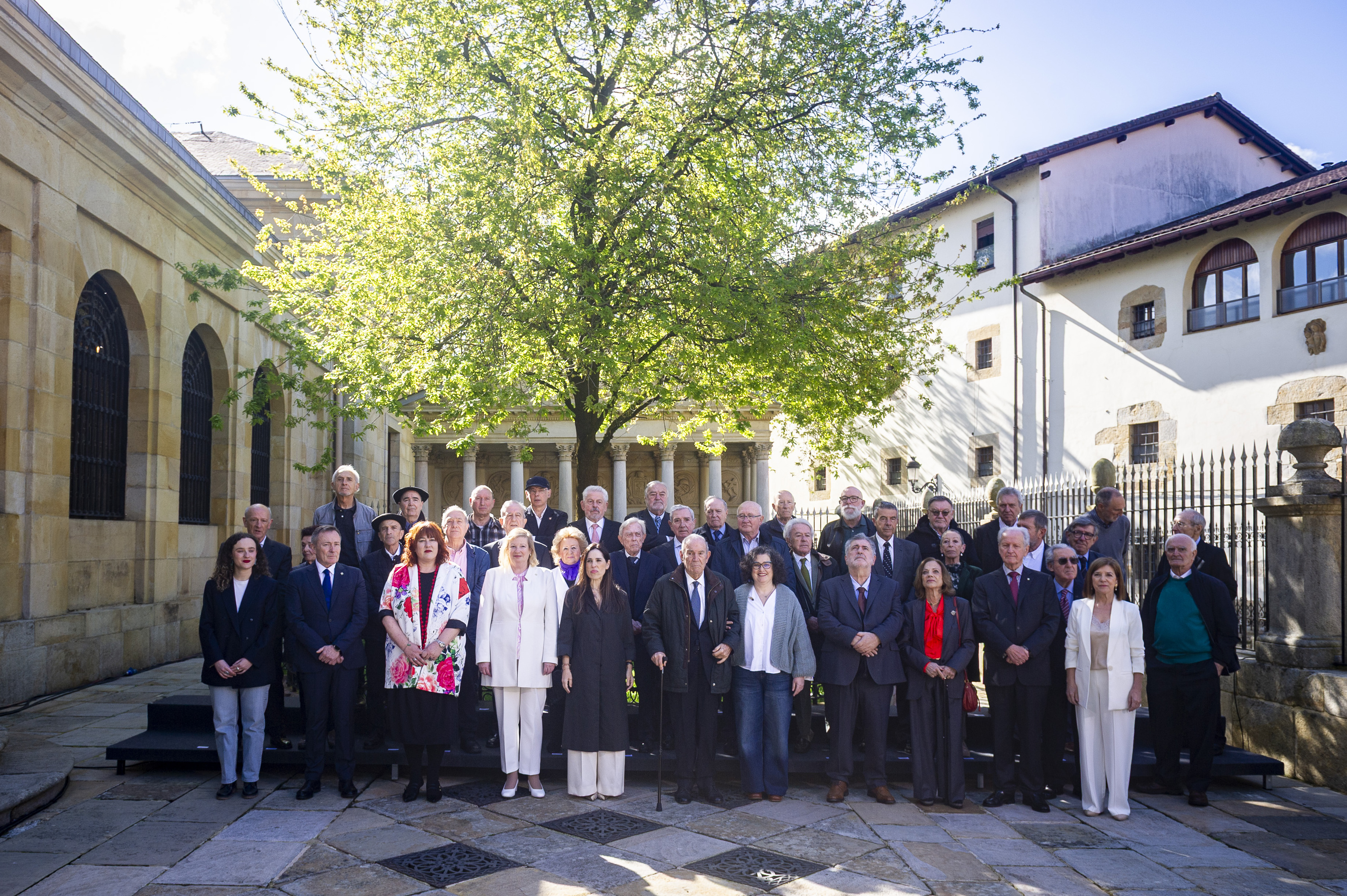 Lehen legegintzaldiko parlamentariak, Eusko Jaurlaritzako lehendakariak, Eusko Legebiltzarreko Mahaiko presidenteak eta egungo kideak, Gernikako Arbolaren gerizpean, gaur egindako omenaldian. JAIZKI FONTANEDA / FOKU