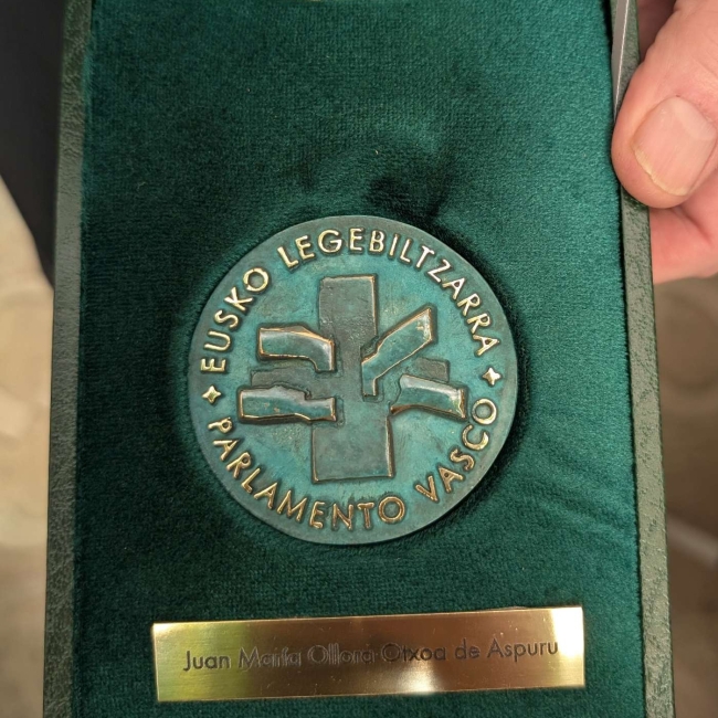 Eusko Legebiltzarraren urrezko domina. K. G. Z. / BERRIA Eusko Legebiltzarraren urrezko domina. K. G. Z. / BERRIA