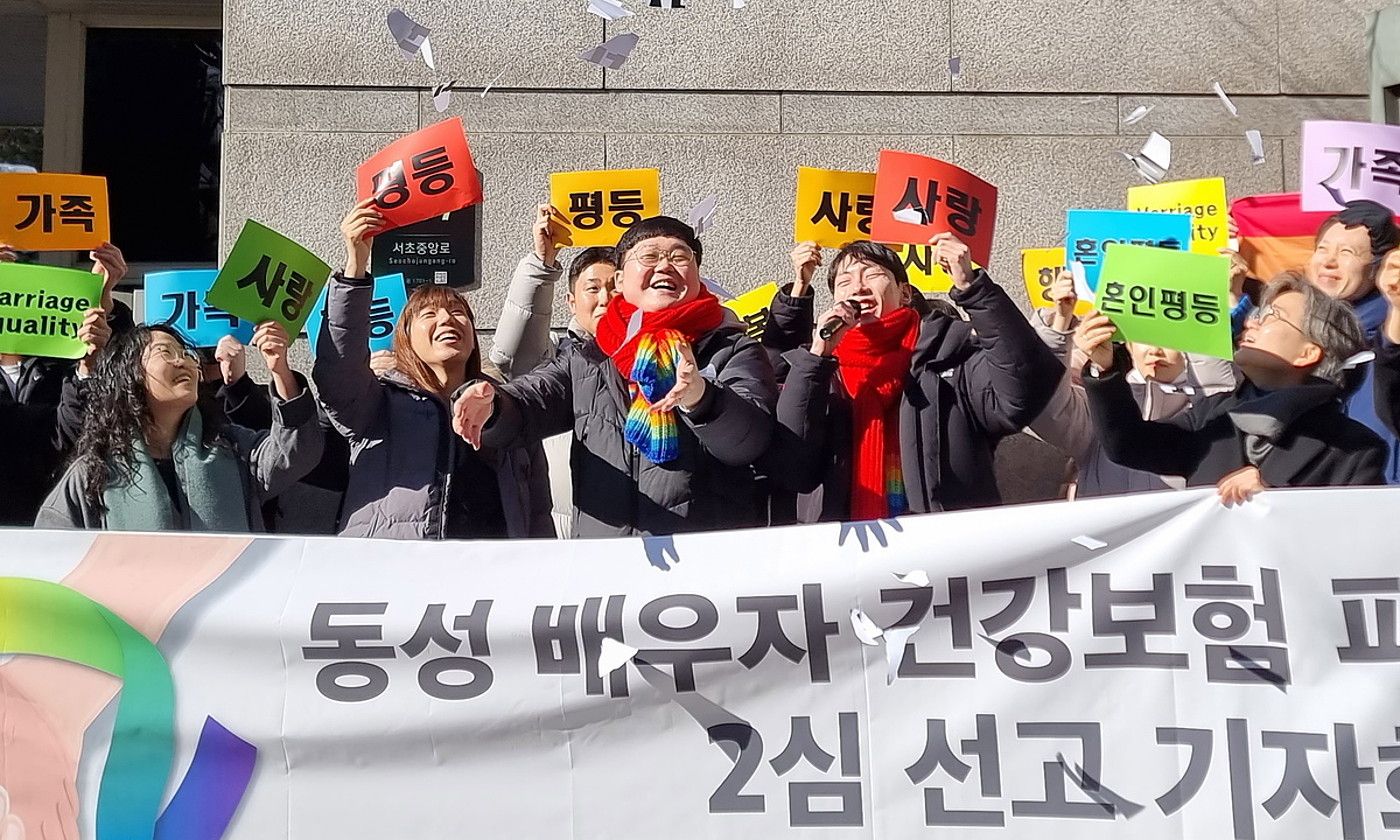 Hainbat lagun, atzo, Seulen, auzitegiaren erabakia ospatzen. YONHAP / EFE.