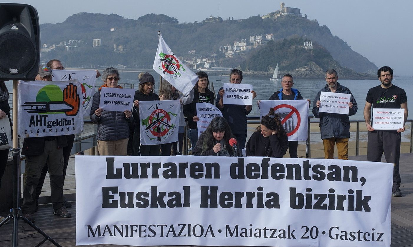 Euskal Herria Bizirik plataformak Donostian egindako prentsaurrekoa, atzo. JON URBE / FOKU.