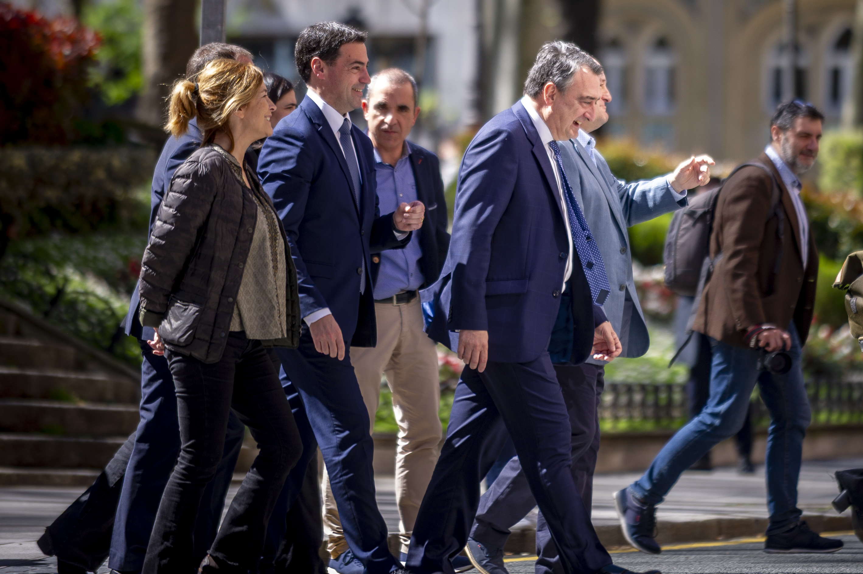 EBB berriko zenbait kide, Estebanekin eta Pradalesekin, gaur, Bilbon, familia argazkia atera eta gero. JAIZKI FONTANEDA / FOKU