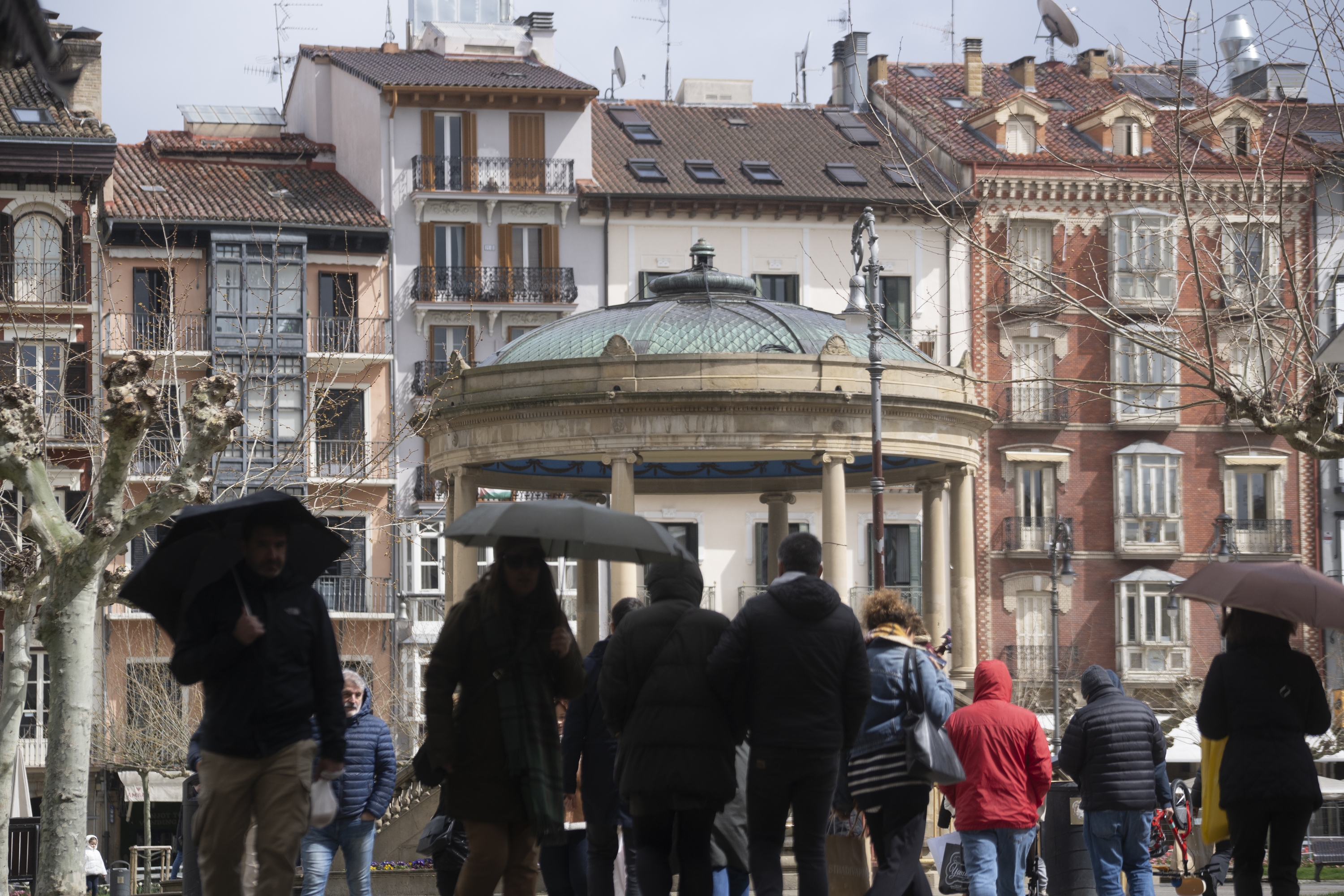 Hainbat herritar Iruñeko Gazteluko plazan, hilaren 29an. JAGOBA MANTEROLA / FOKU