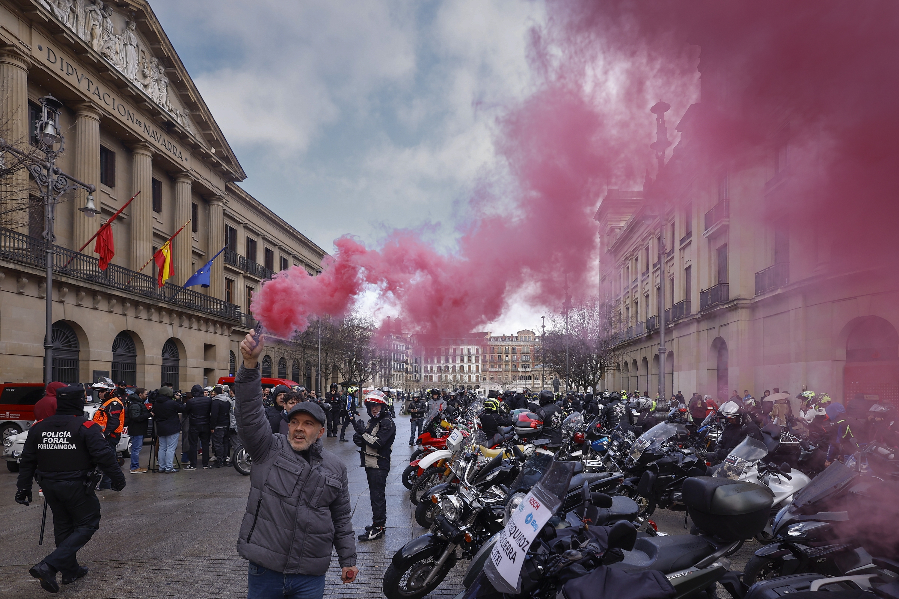 BSHko langileek larubatean Nafarroako Jauregi aurrean egindako protesta. VILLAR LOPEZ / EFE