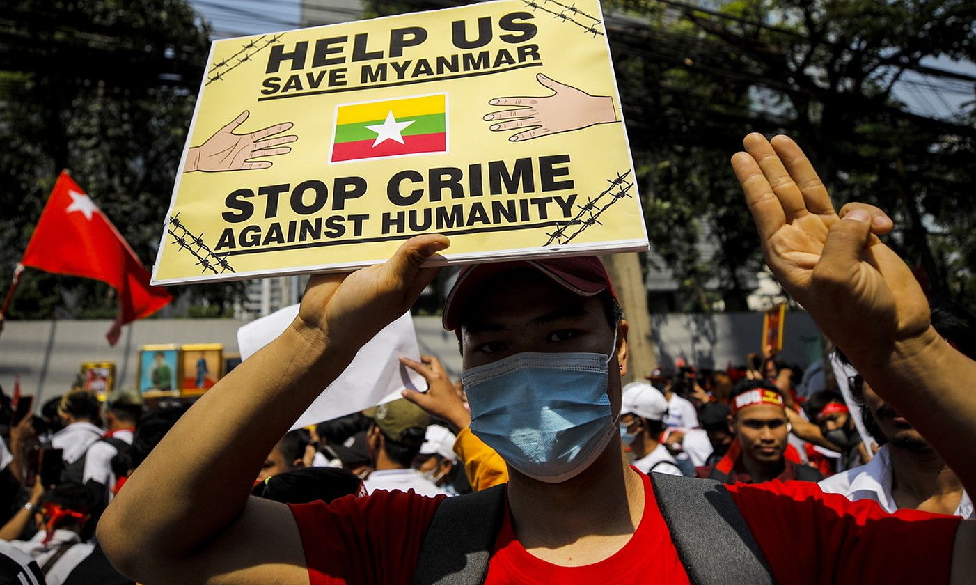 Myanmarko Junta Militarraren aurkako protesta bat, otsail hasieran, Bangkoken. DIEGO AZUBEL / EFE.