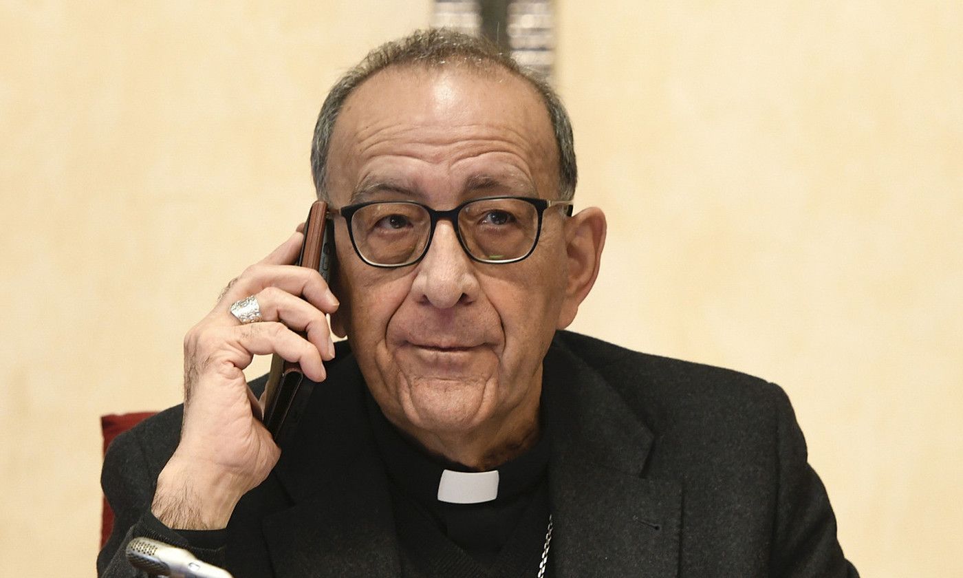 Juan Jose Omella kardinala, Apezpiku Konferentziako burua. VICTOR LERENA / EFE. Juan Jose Omella kardinala, Apezpiku Konferentziako burua. VICTOR LERENA / EFE.