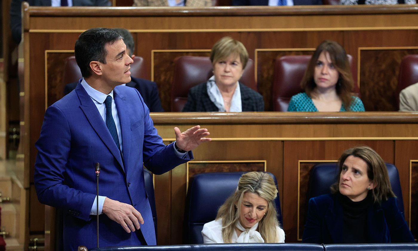 Pedro Sanchez Espainiako presidentea eta Yolanda Diaz Lan ministroa, herenegun, Espainiako Diputatuen Kongresuan. ZIPI / EFE.