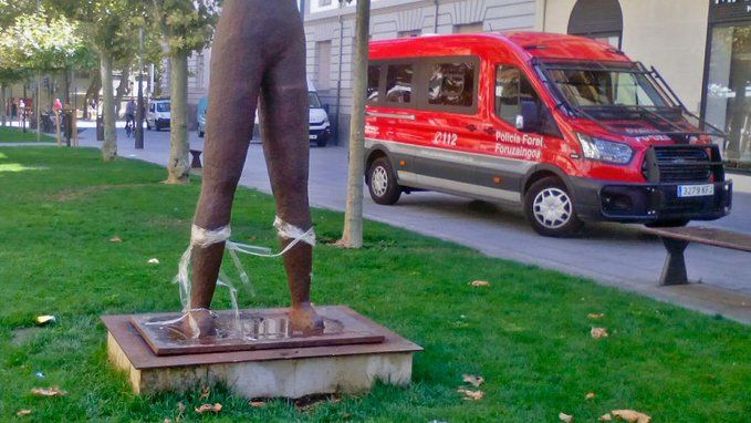 'Gogoan' eskulturaren behin behineko plaka ebatsi dute berriz ere. 78KO SANFERMINAK GOGOAN
