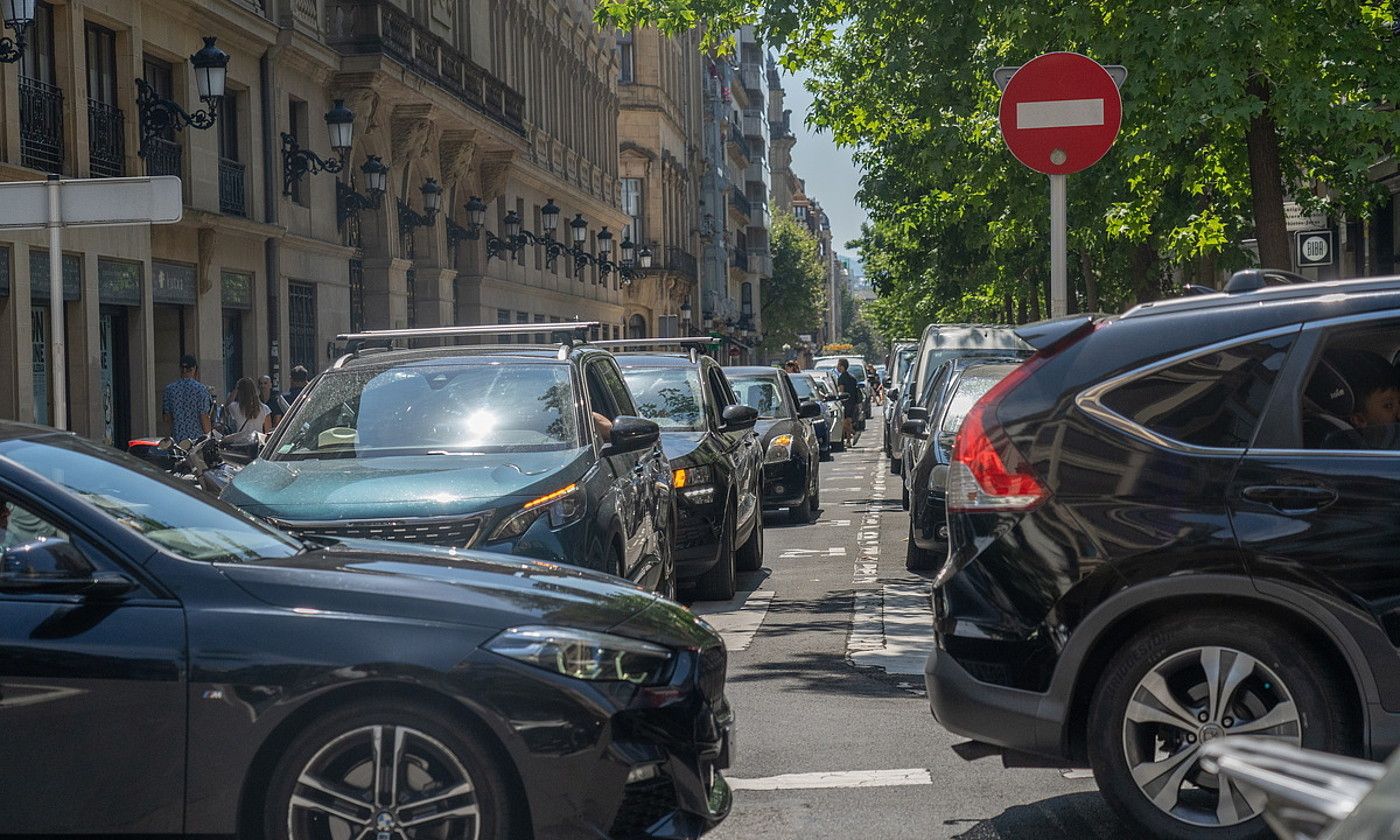 Auto pilaketak, Donostiako erdialdean. ANDONI CANELLADA / FOKU.