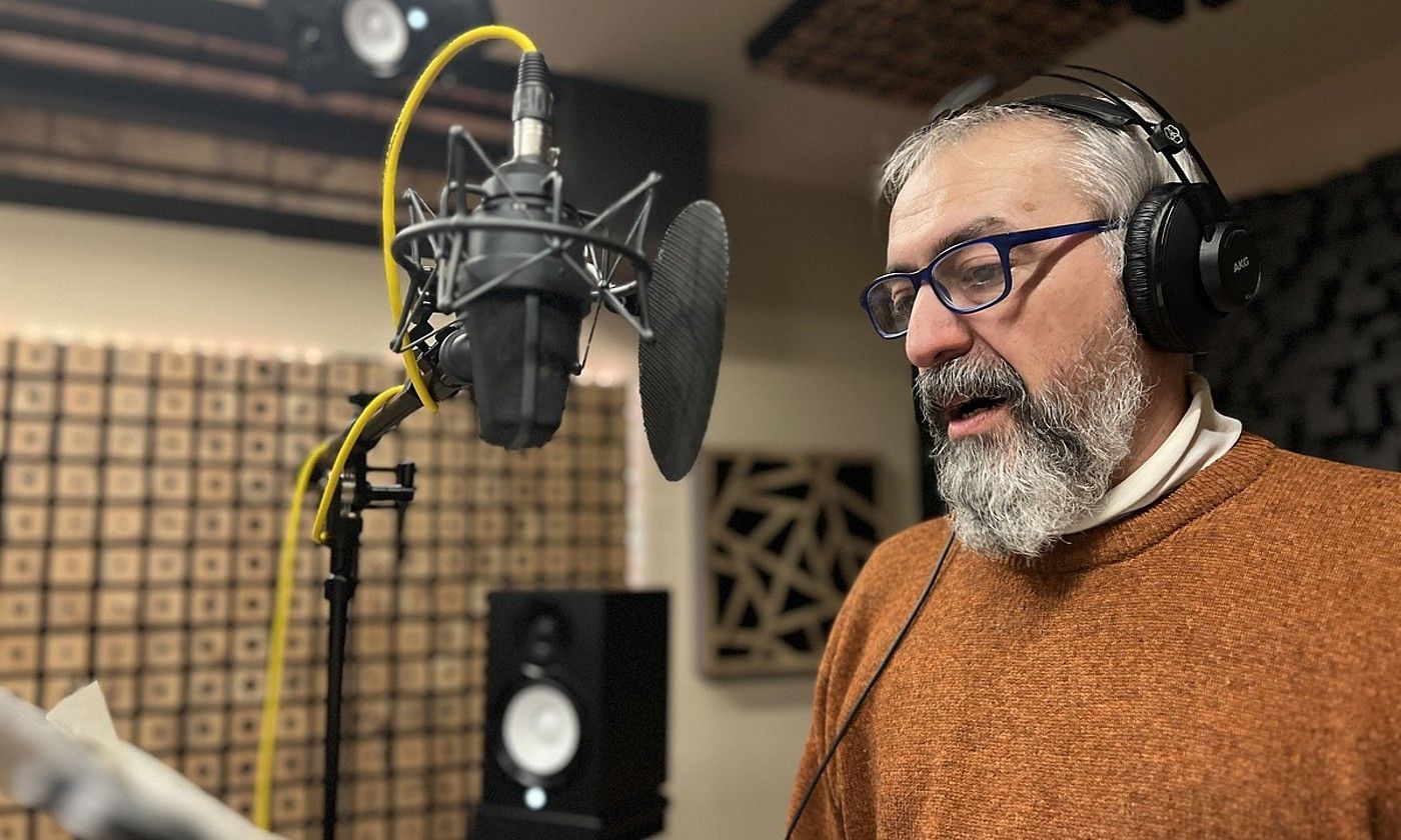 Enrique Bert Opera prima podcastaren zuzendari eta aurkezlea, Lasarte-Orian, Ulu Mediaren estudioan. ULU MEDIA. Enrique Bert Opera prima podcastaren zuzendari eta aurkezlea, Lasarte-Orian, Ulu Mediaren estudioan. ULU MEDIA.
