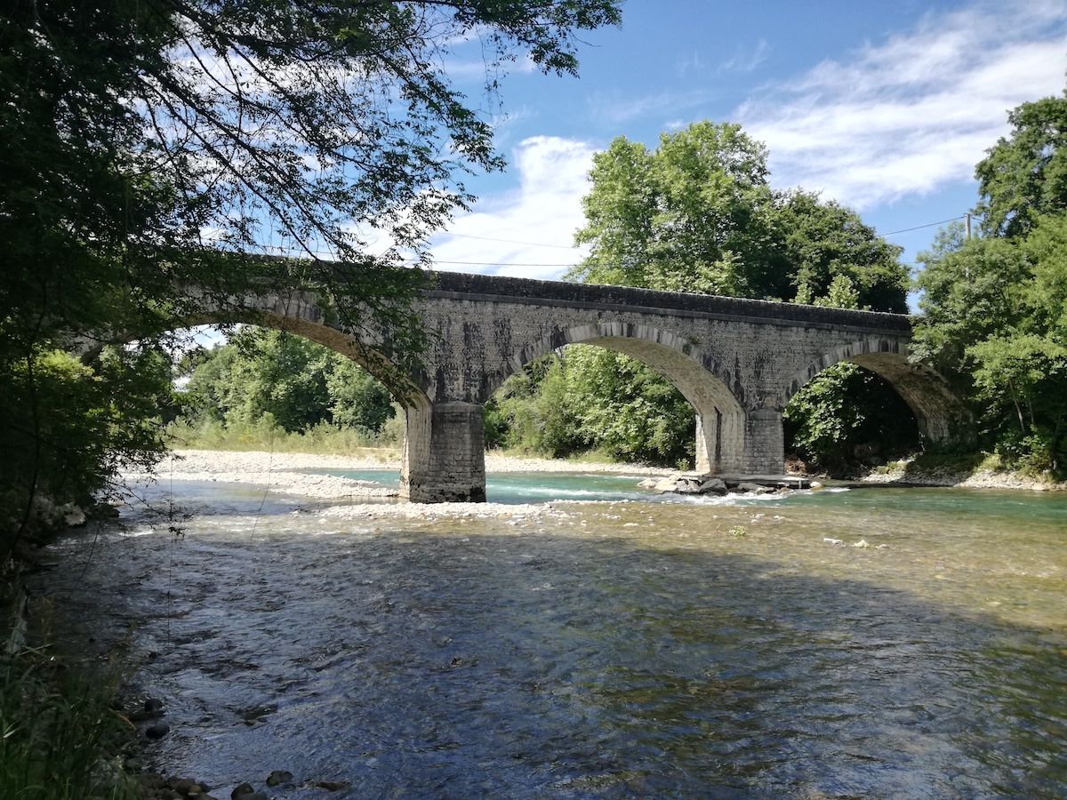 Uhaitza zeharkatzeko Jeztatzeko zubia herriaren berezitasunaren ikurra da. M. LAGARONNE