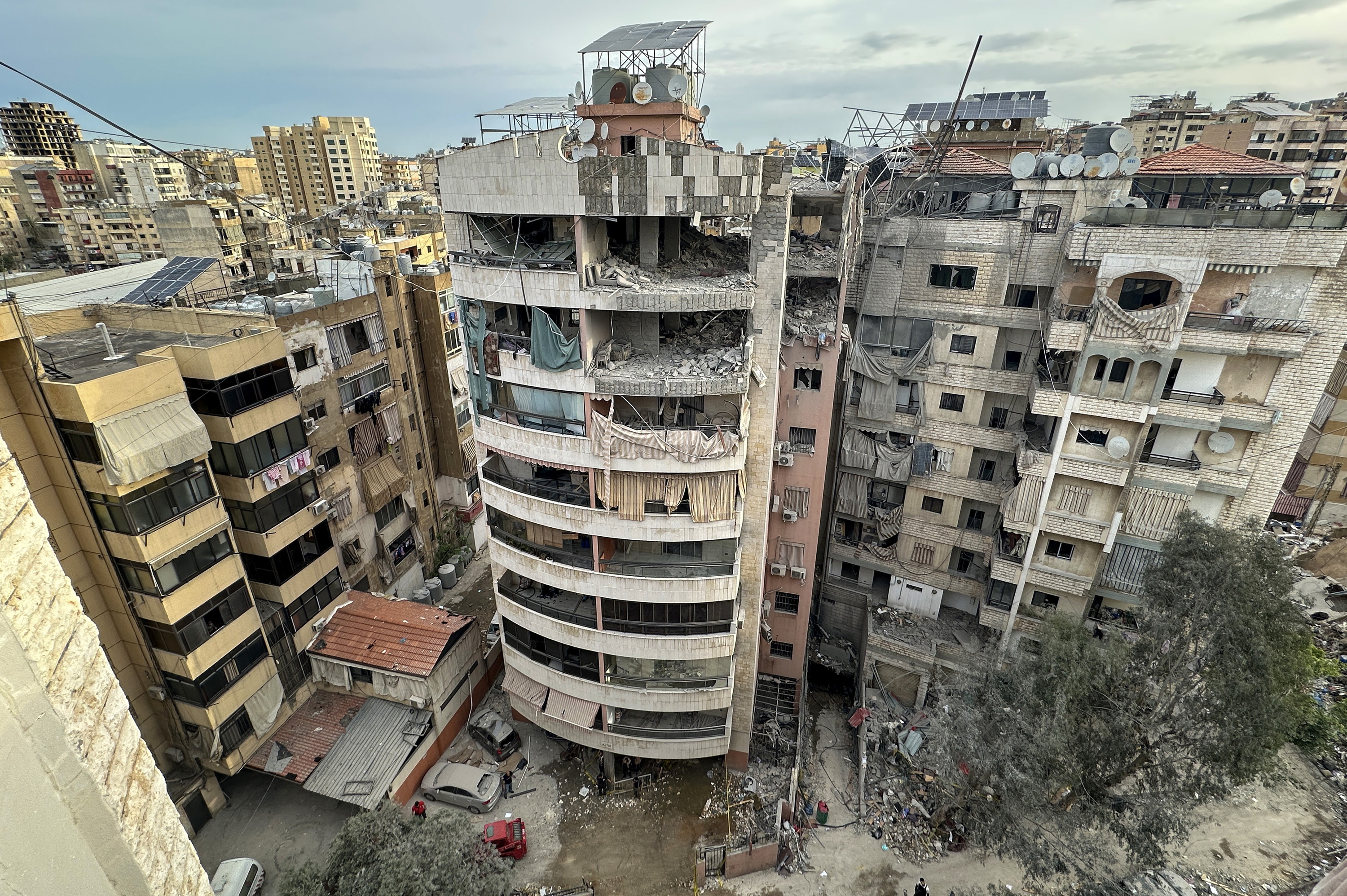 Israelgo armadak gaur bonbardatutako eraikina, Beirut hegoaldeko Dahieh auzoan. WAEL HAMZEH / EFE
