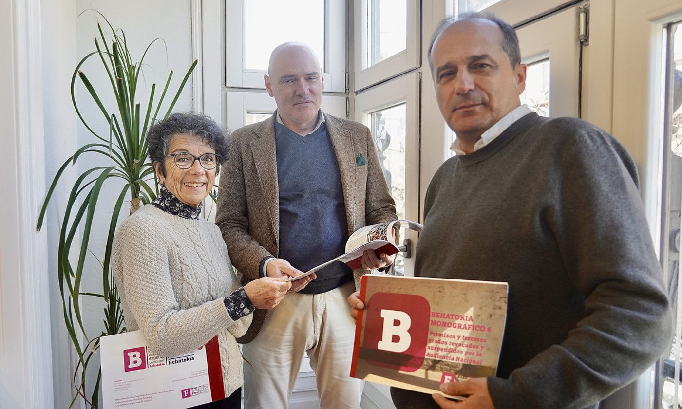 Teresa Toda, Aitzol Asla eta Agus Hernan, atzo, Bilbon. MONIKA DEL VALLE / FOKU. Teresa Toda, Aitzol Asla eta Agus Hernan, atzo, Bilbon. MONIKA DEL VALLE / FOKU.
