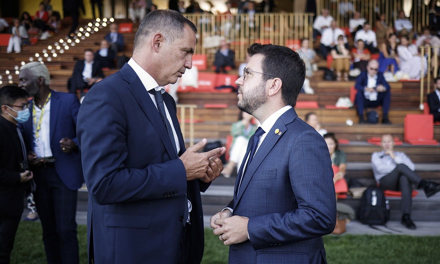 Gilles Simeoni Korsikako gobernuburua eta Pere Aragones Kataluniakoa, iragan abuztuan, Parisen, hitzaldi baten ondoren. EFE. Gilles Simeoni Korsikako gobernuburua eta Pere Aragones Kataluniakoa, iragan abuztuan, Parisen, hitzaldi baten ondoren. EFE.