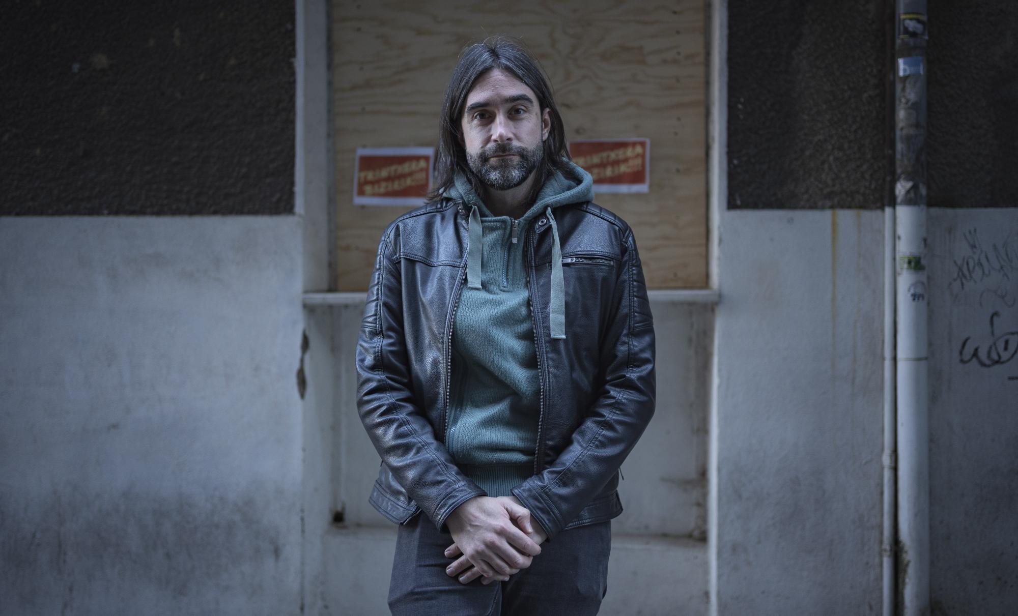 Olaitz Laparra astelehenean, Trintxera kultur elkartearen lokala zegoen eraikinaren aurrean, San Fausto kaleko 7.ean, Basaurin. ARITZ LOIOLA / FOKU