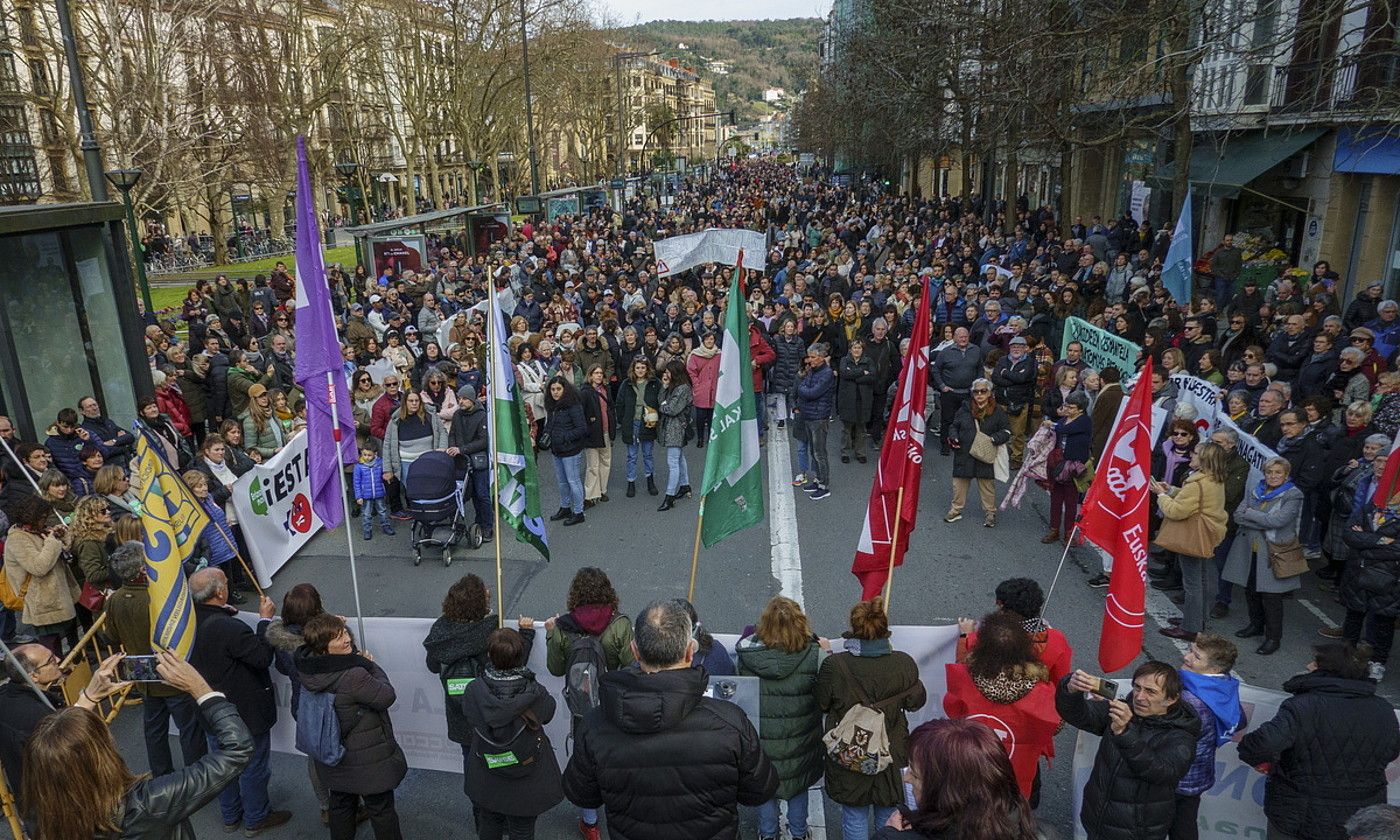 Sindikatuek antolatutako manifestazioetan herri plataformak, pentsiodunak eta alderdi politikoak ere izan dira. Irudian, Donostiako manifestazioa. JON URBE / FOKU. Sindikatuek antolatutako manifestazioetan herri plataformak, pentsiodunak eta alderdi politikoak ere izan dira. Irudian, Donostiako manifestazioa. JON URBE / FOKU.