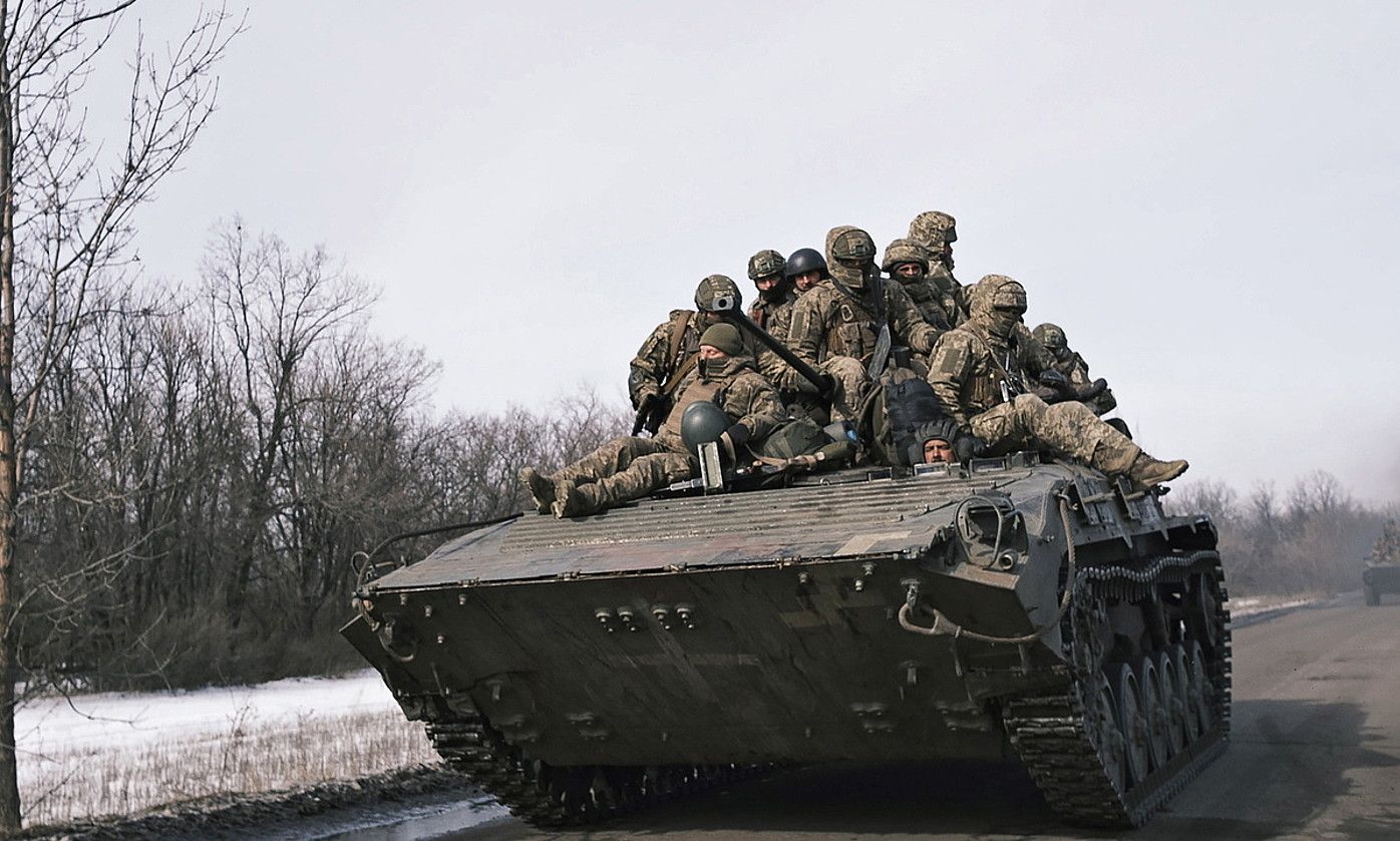 Ukrainako soldaduak tanke baten gainean, Bakhmuteko errepide batetik igarotzen. GEORGE IVANCHENKO / EFE.