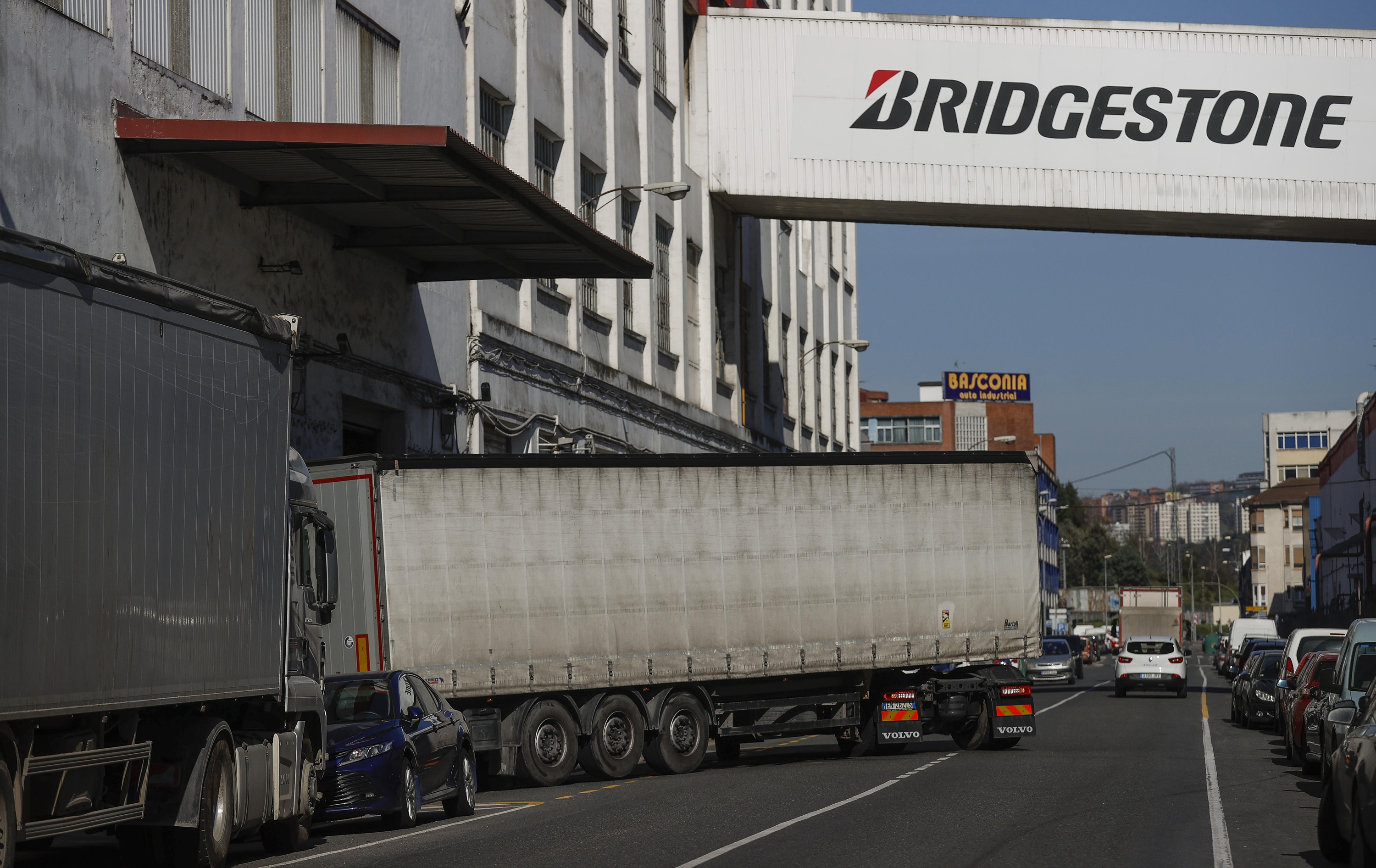 Kamioi bat Bridgestonek Basaurin duen plantatik irteten. JUAN HERRERO / EFE