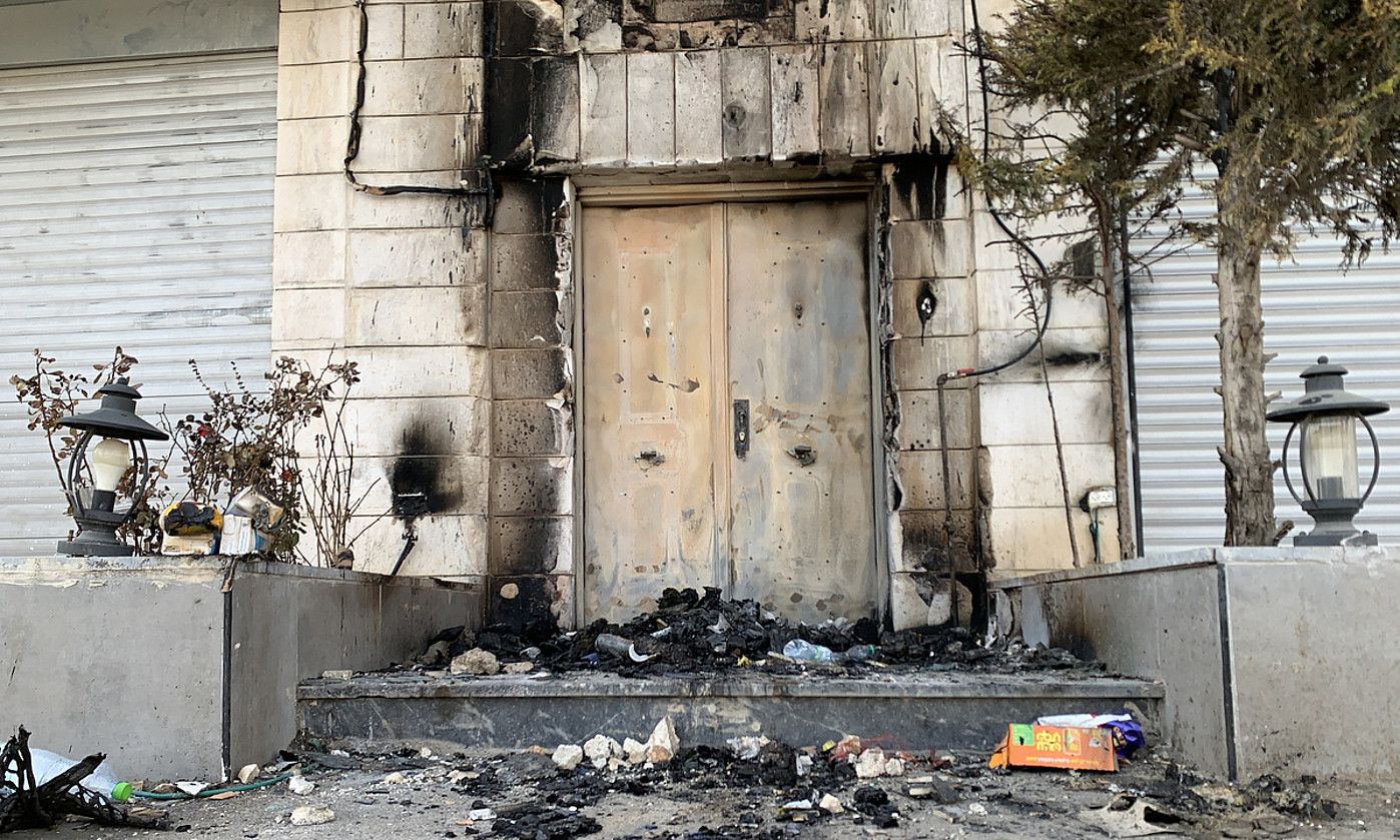 Kolonoek erretako etxebizitza baten ataria, atzo Huwaran, Zisjordanian. PABLO DUER / EFE. Kolonoek erretako etxebizitza baten ataria, atzo Huwaran, Zisjordanian. PABLO DUER / EFE.