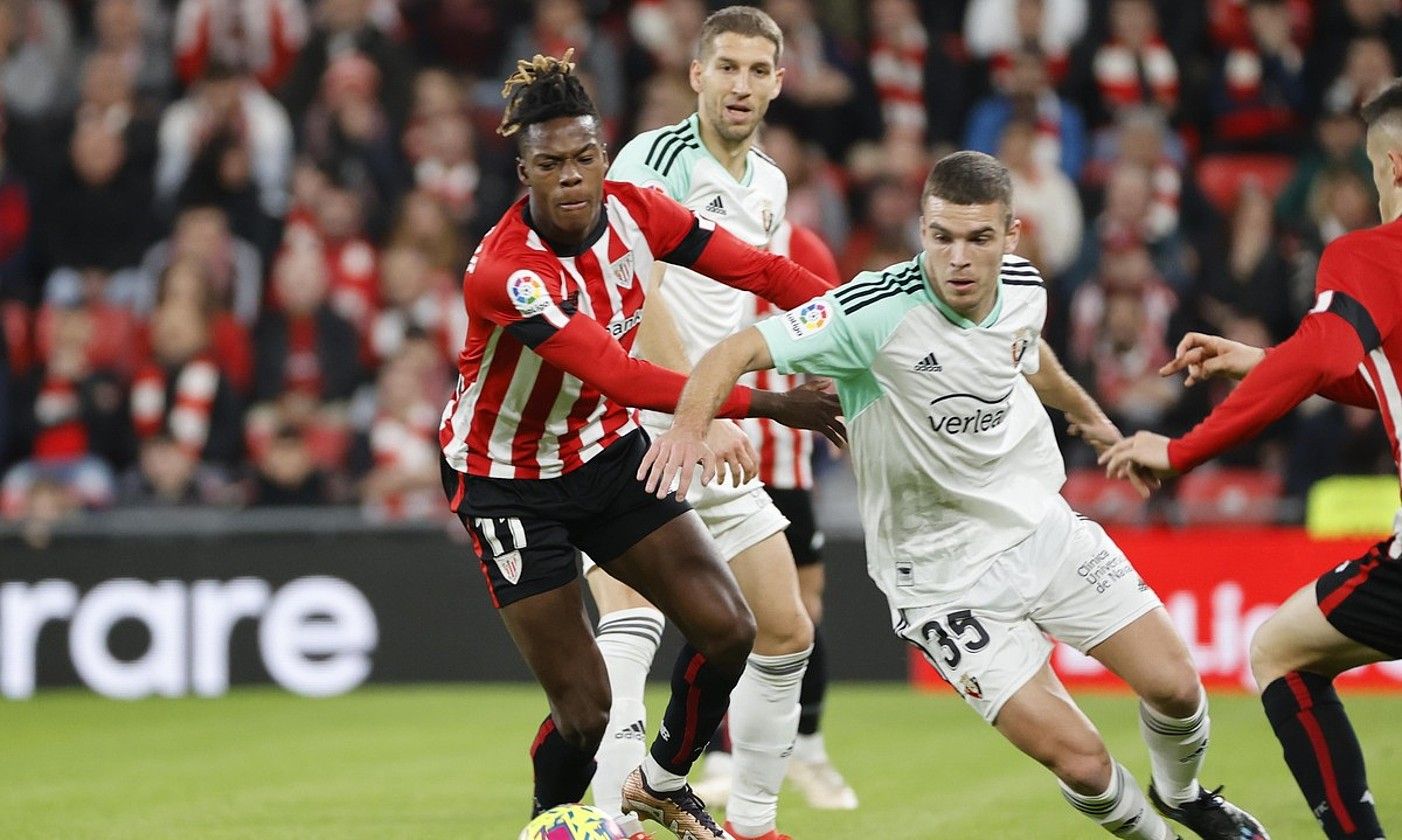 Athleticeko Nico Williams, eta Osasunako Diego Moreno, San Mamesen jokatutako ligako neurketan. LUIS TEJIDO / EFE. Athleticeko Nico Williams, eta Osasunako Diego Moreno, San Mamesen jokatutako ligako neurketan. LUIS TEJIDO / EFE.