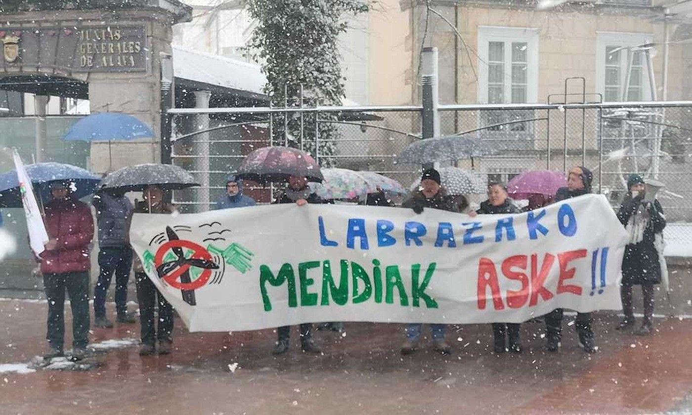 Protesta, atzo. ARABAKO MENDIAK ASKE.