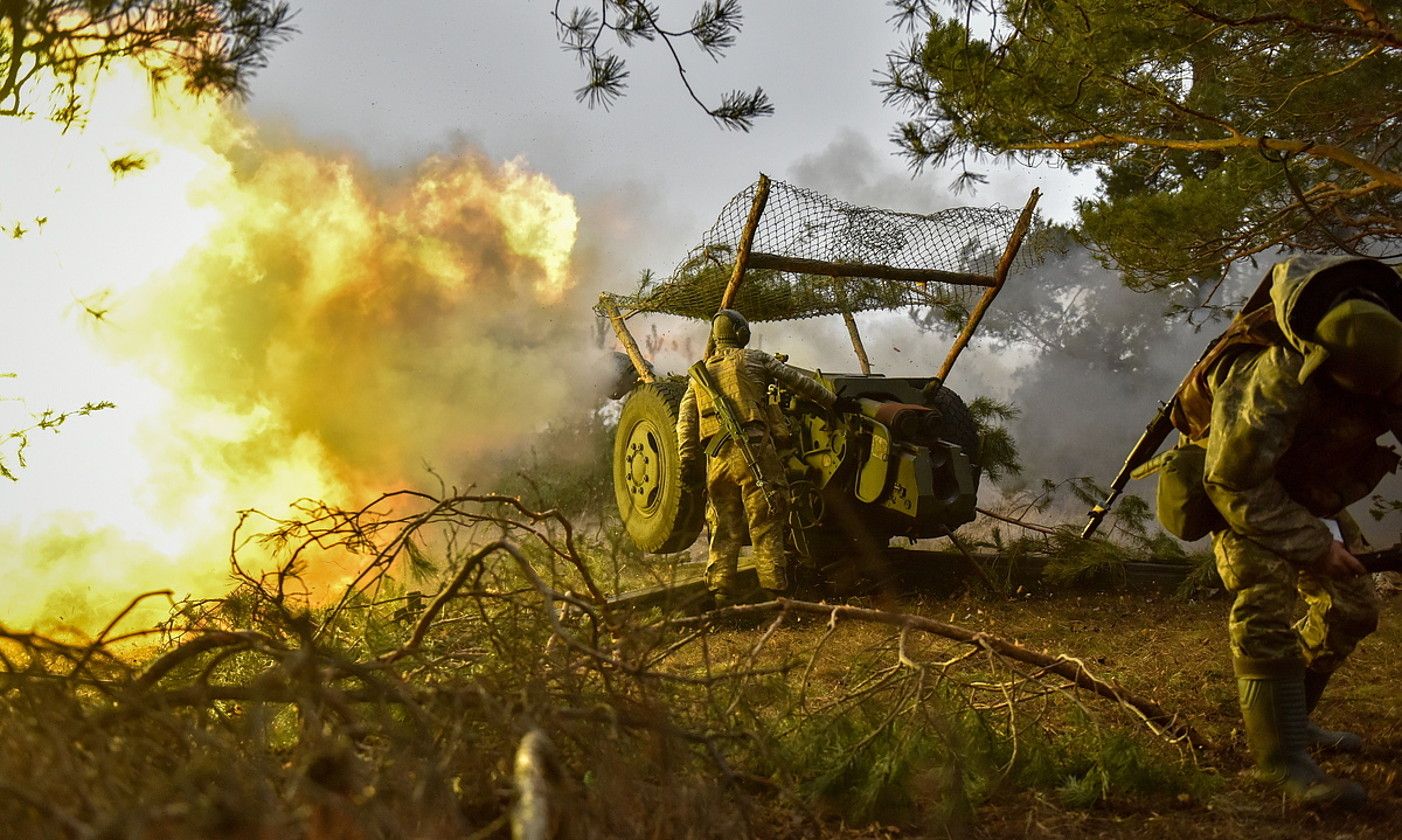 Ukrainako armadako soldadu batzuk eraso bat egiten, herenegun, Donetsk (Ukraina) eskualdeko leku batean. OLEG PETRASIUK / EFE.