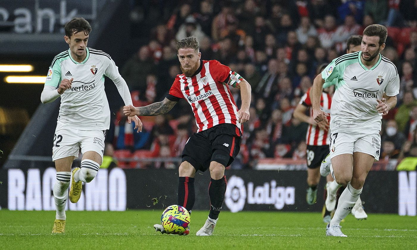 Iker Muniain baloiarekin, ezker-eskuin Aimar Oroz eta Jon Moncayola dituela, San Mamesen. ARITZ LOYOLA / FOKU. Iker Muniain baloiarekin, ezker-eskuin Aimar Oroz eta Jon Moncayola dituela, San Mamesen. ARITZ LOYOLA / FOKU.