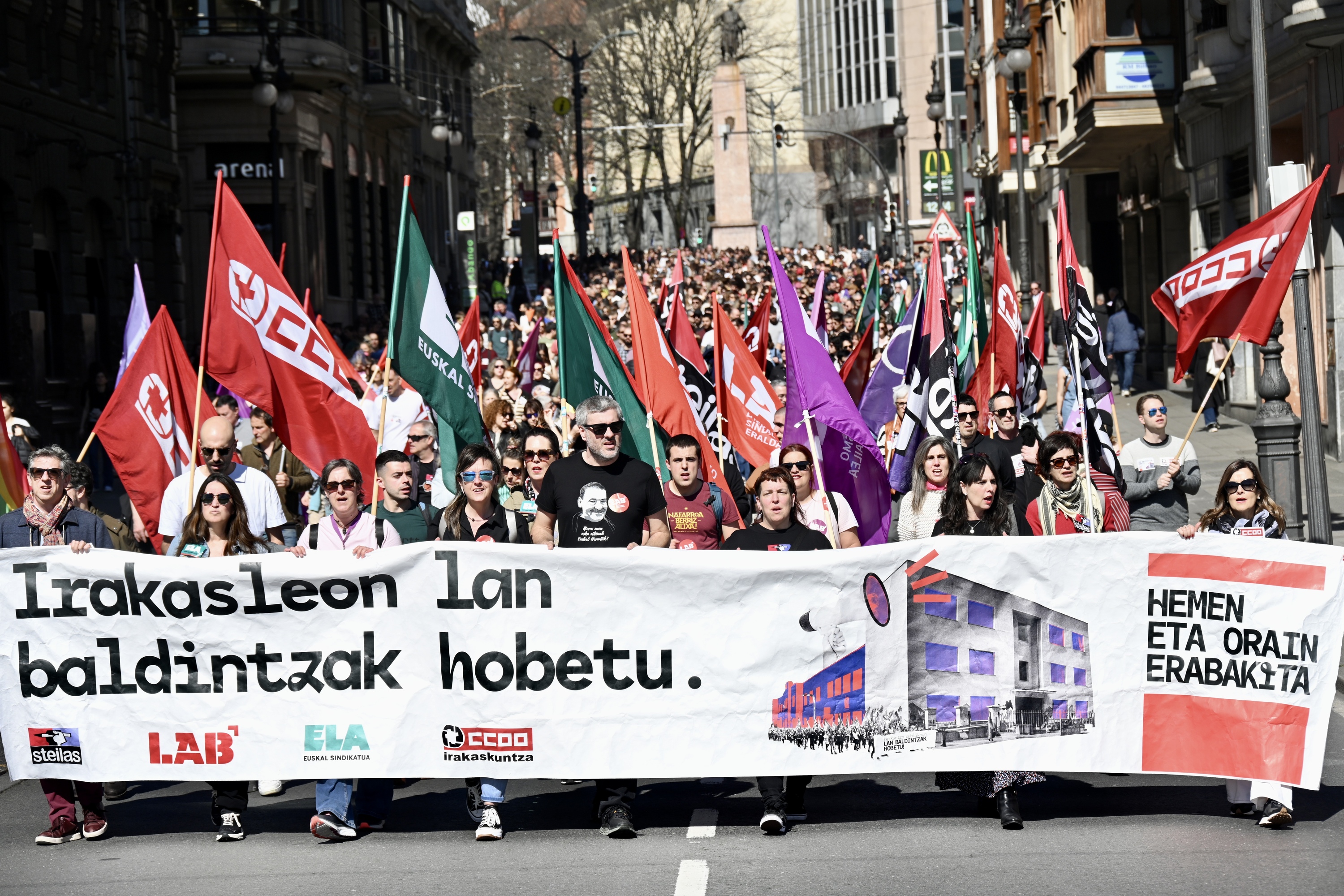 Araba, Bizkai eta Gipuzkoako hezkuntza publikoko irakasleen manifestazioa, asteartean, Bilbon. MIKEL MARTINEZ DE TRESPUENTES / FOKU