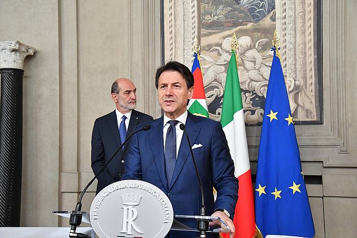 Giuseppe Conte, Sergio Mattarerllarekin bildu ostean egin duen agerraldian. ALESSANDRO DI MEO, EFE