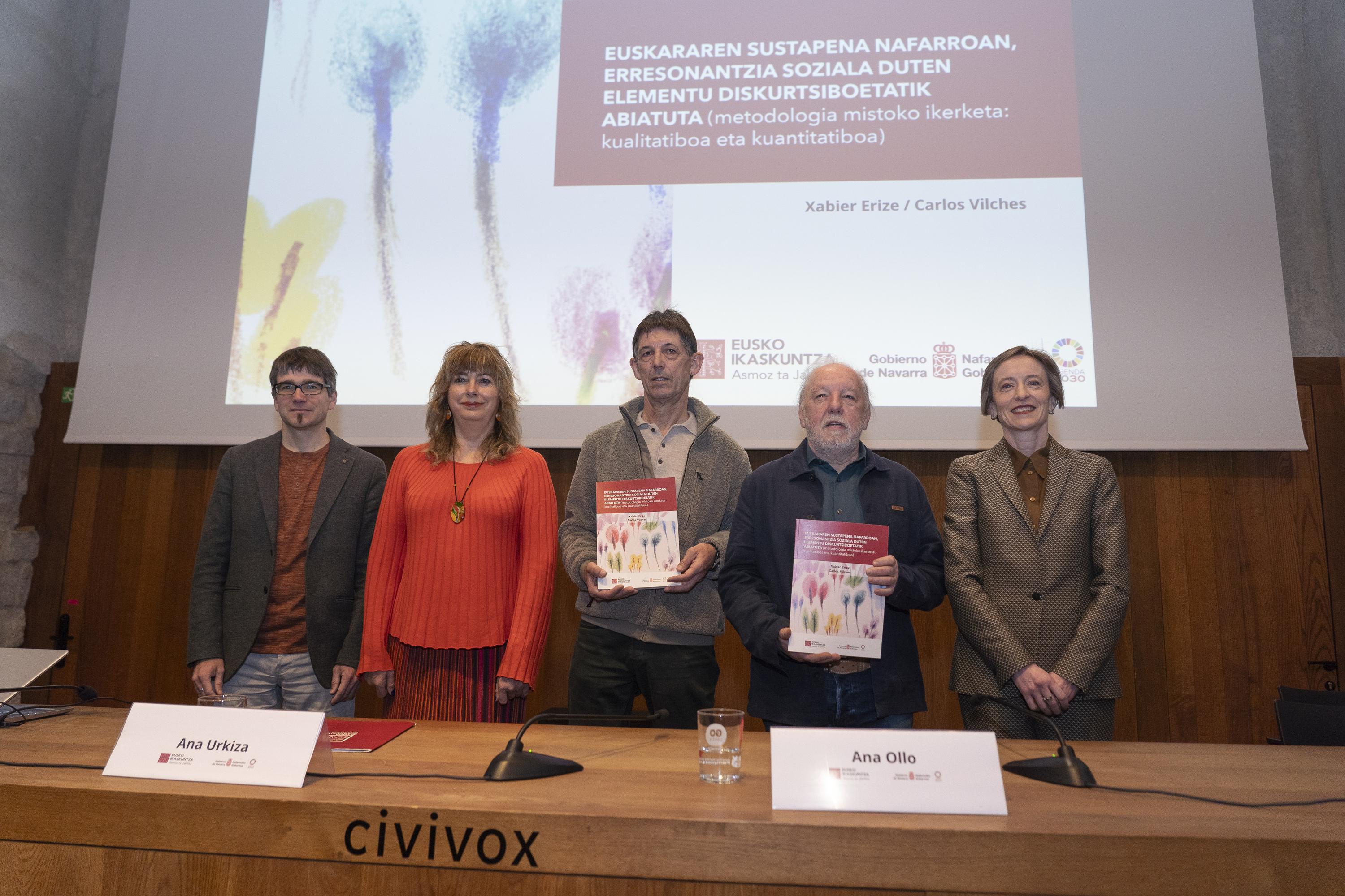 Ezker-eskuin, Euskarabideko zuzendari Jabi Arakama, Nafarroako Gobernuko lehendakariorde Ana Ollo, Xabier Erize soziolinguista, Carlos Vilches soziologoa eta Ana Urkiza Eusko Ikaskuntzako lehendakaria. IÑIGO URIZ / FOKU